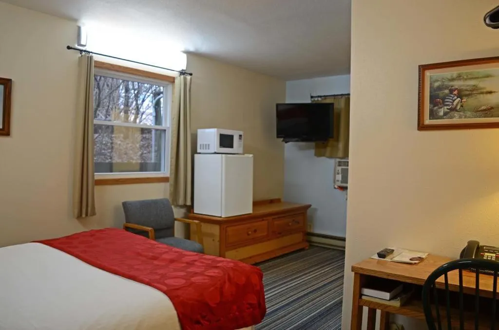 Photo of the whole room, Bed in Little River Inn Motel