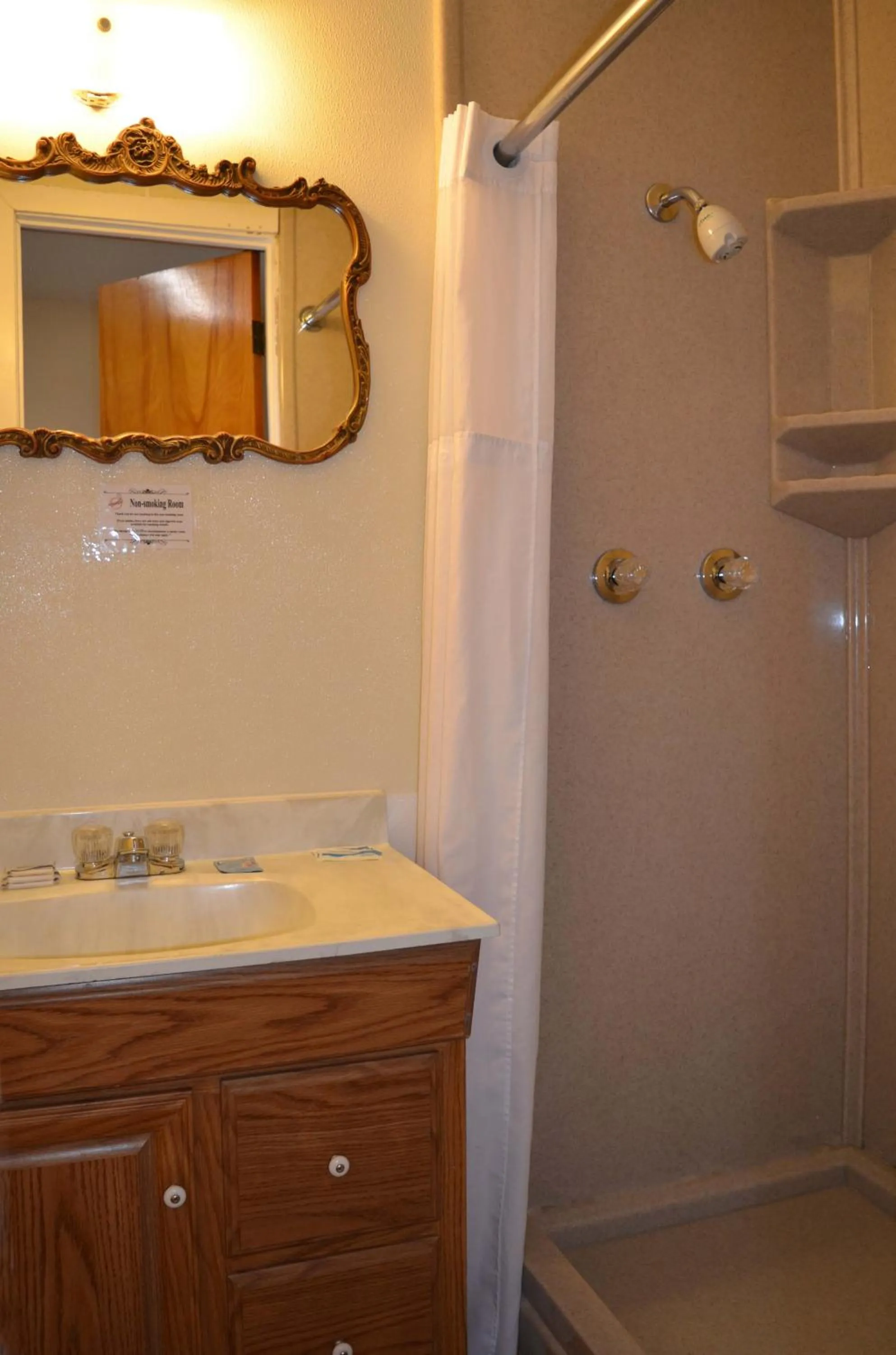 Decorative detail in Little River Inn Motel