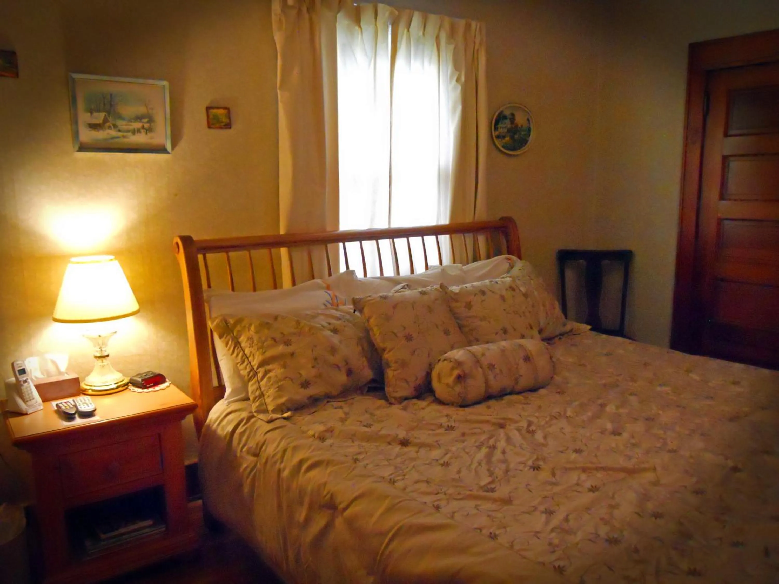 Bedroom, Bed in Little River Inn Motel