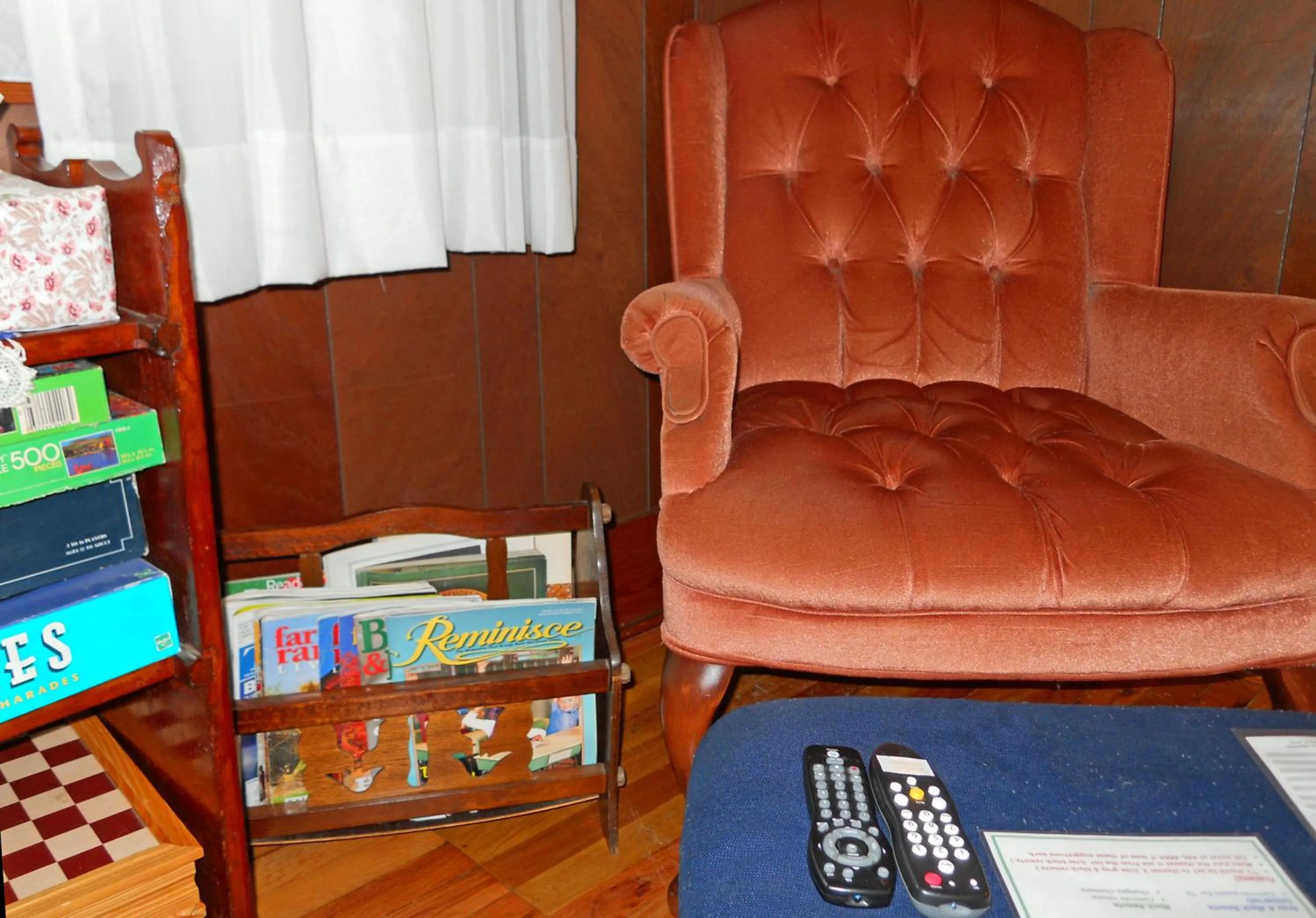 Living room in Little River Inn Motel