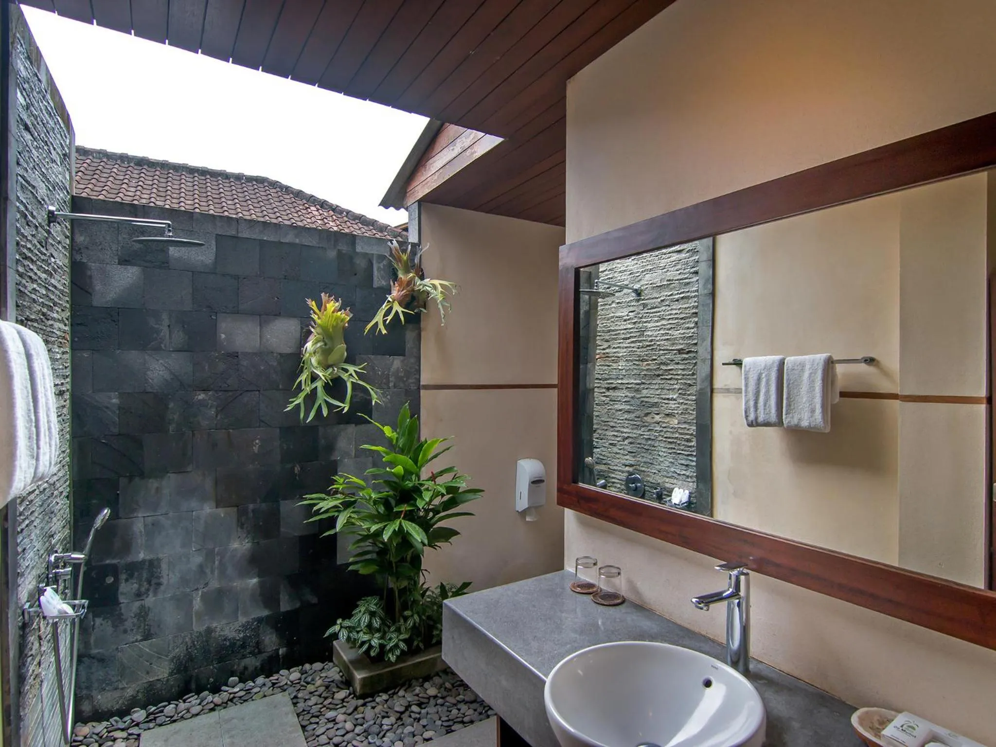 Shower in De Munut Balinese Resort