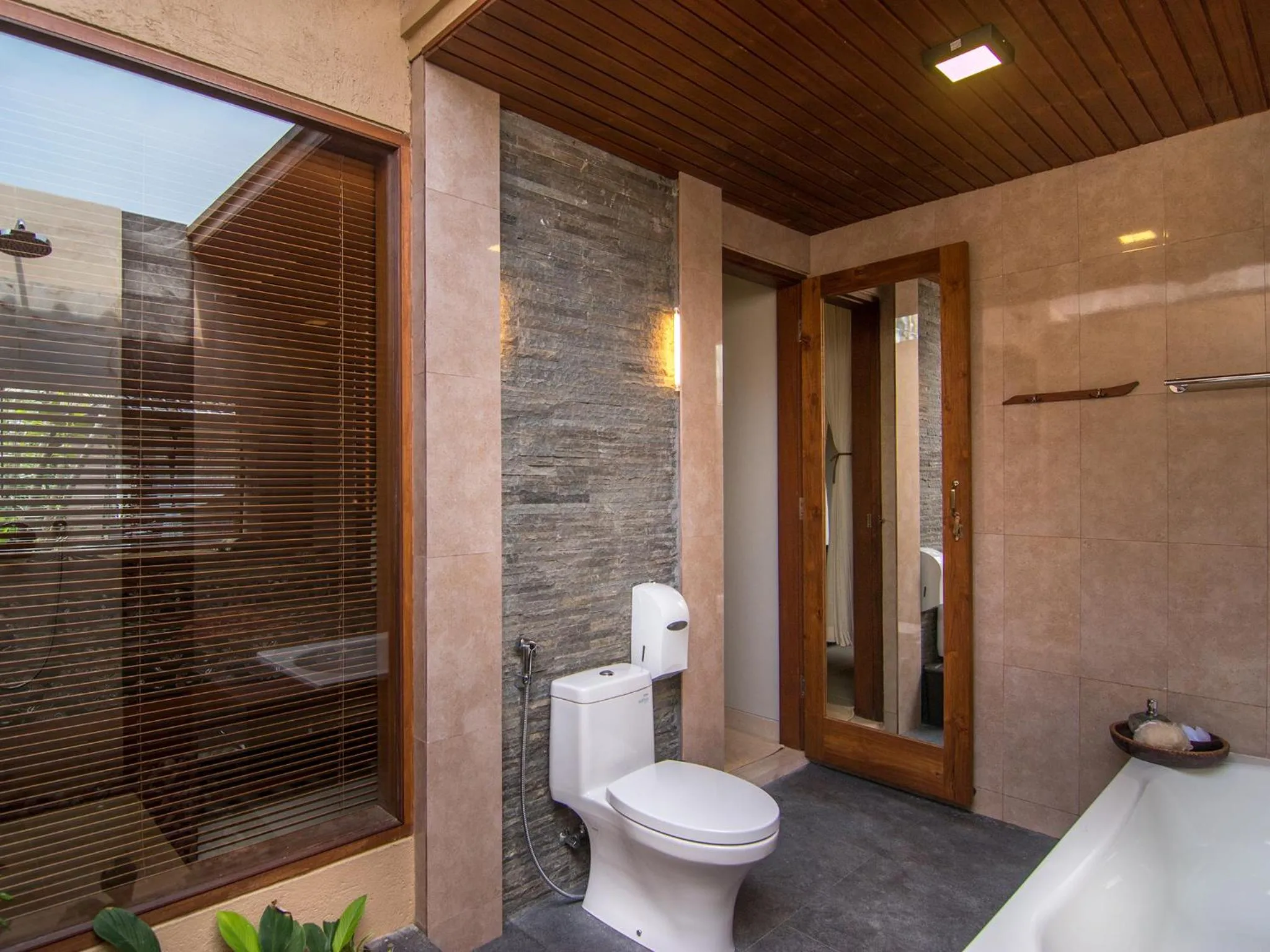 Shower in De Munut Balinese Resort