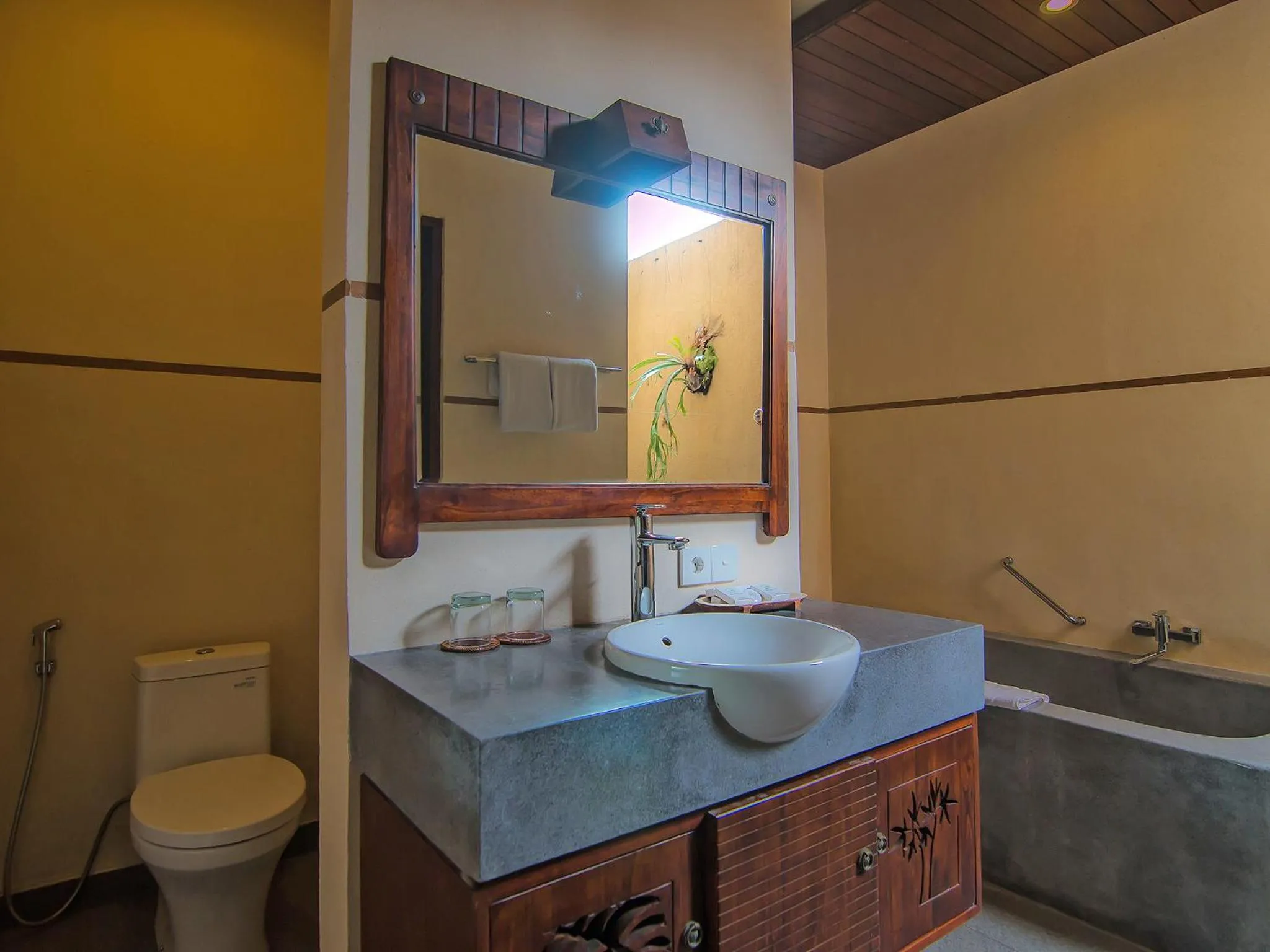 Shower in De Munut Balinese Resort