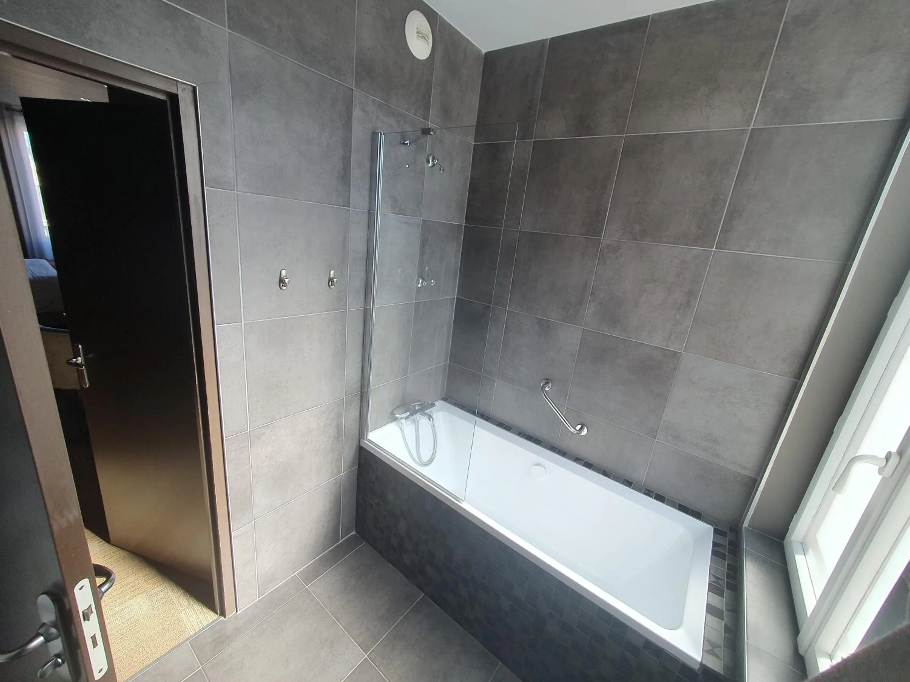Bathroom, Bed in Villa Les Bains