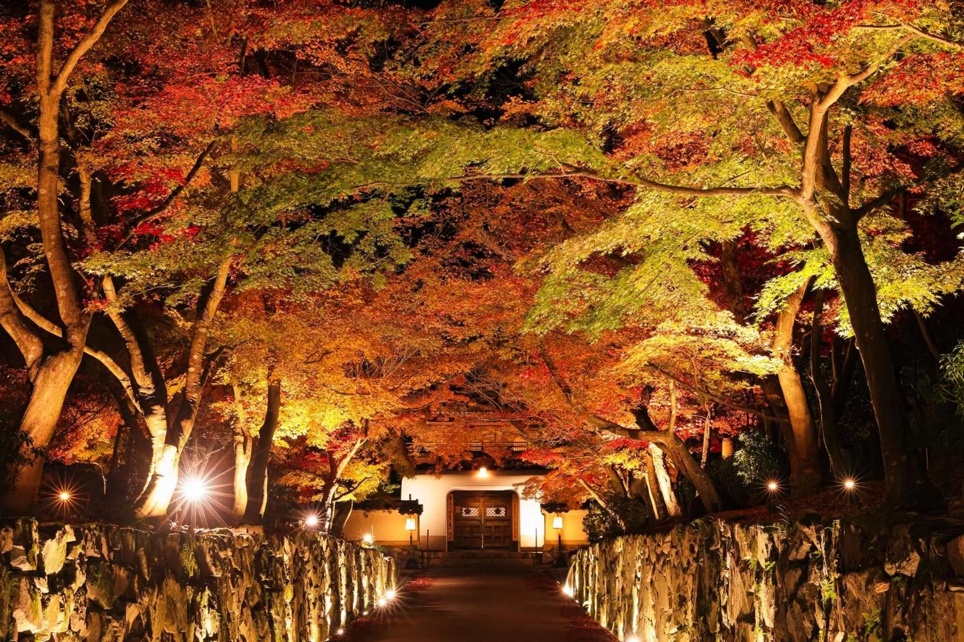 Nearby landmark in Hanayashiki Ukifune-en