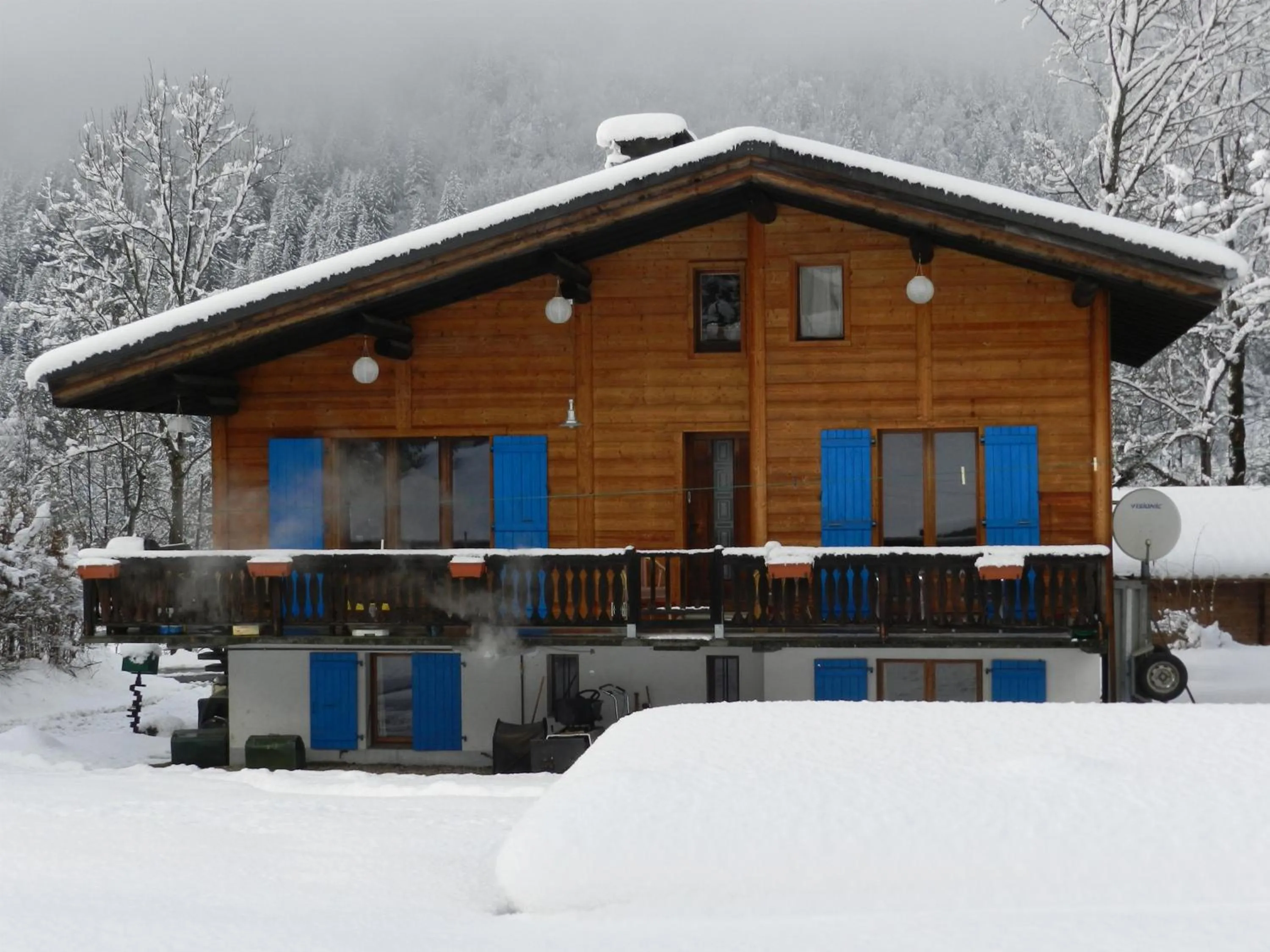 Property building in B&B Chalet Les Frenes