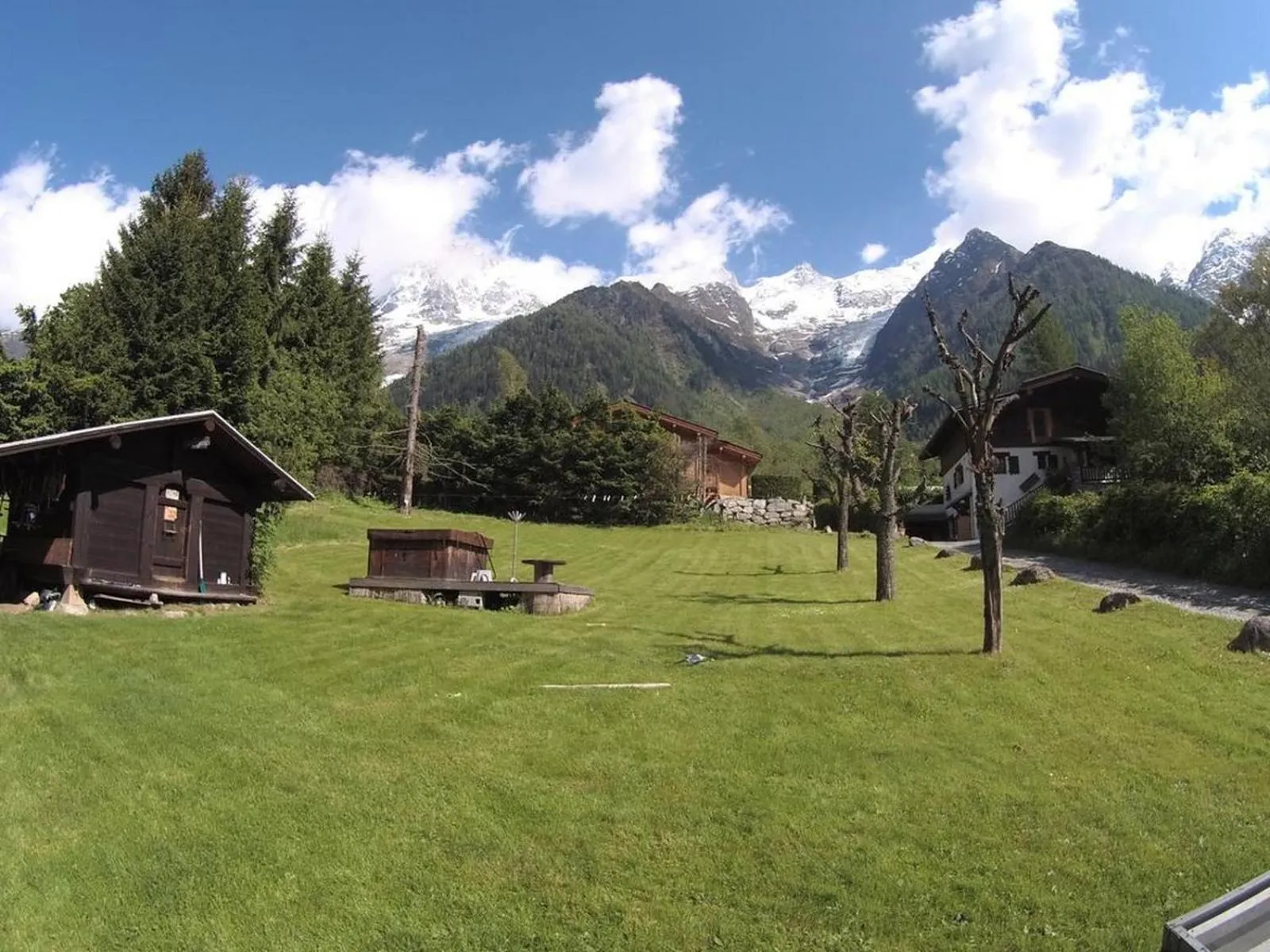 Property building in B&B Chalet Les Frenes