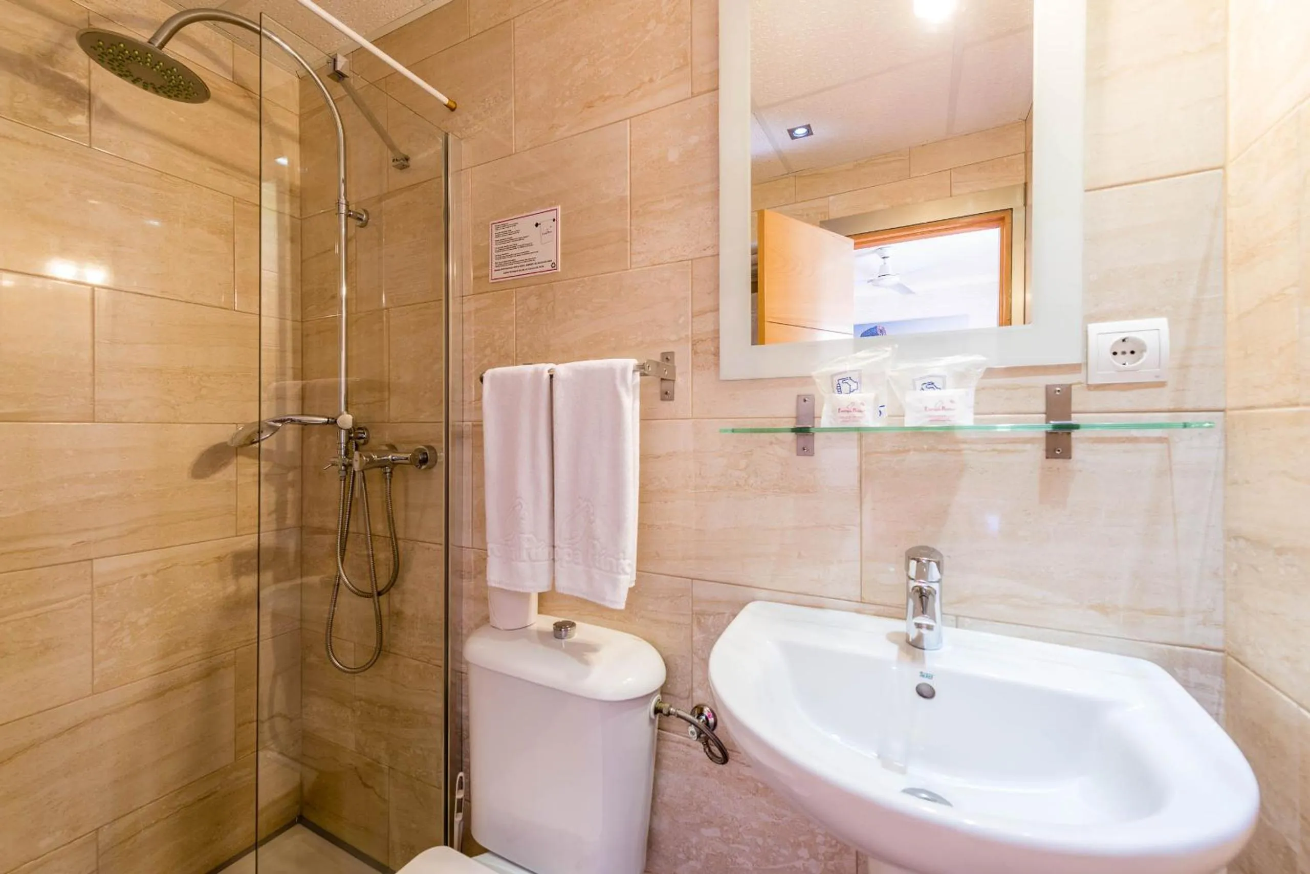 Bathroom in Hostal Residencia Europa Punico