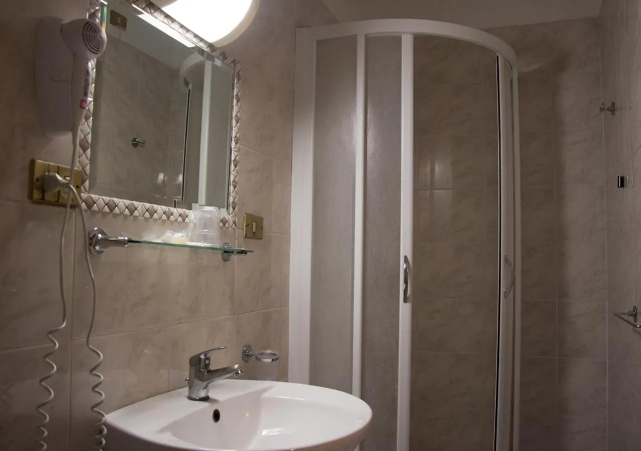 Shower in Hotel Le Orchidee