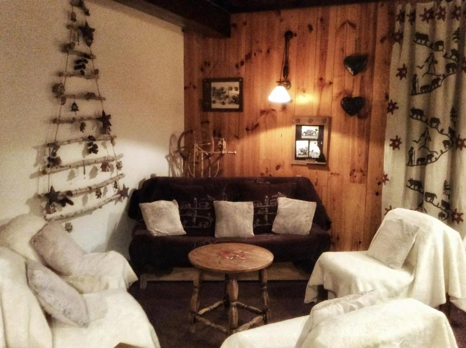 Lounge or bar in Hotels Les Catrems & Le Montagnou