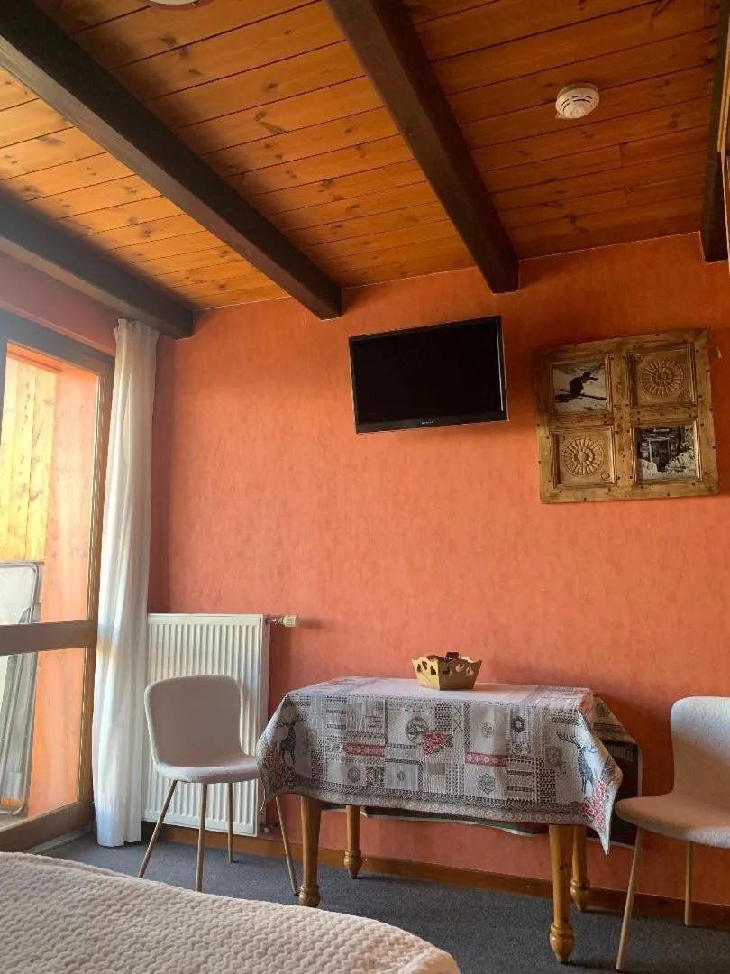 Photo of the whole room in Hotels Les Catrems & Le Montagnou