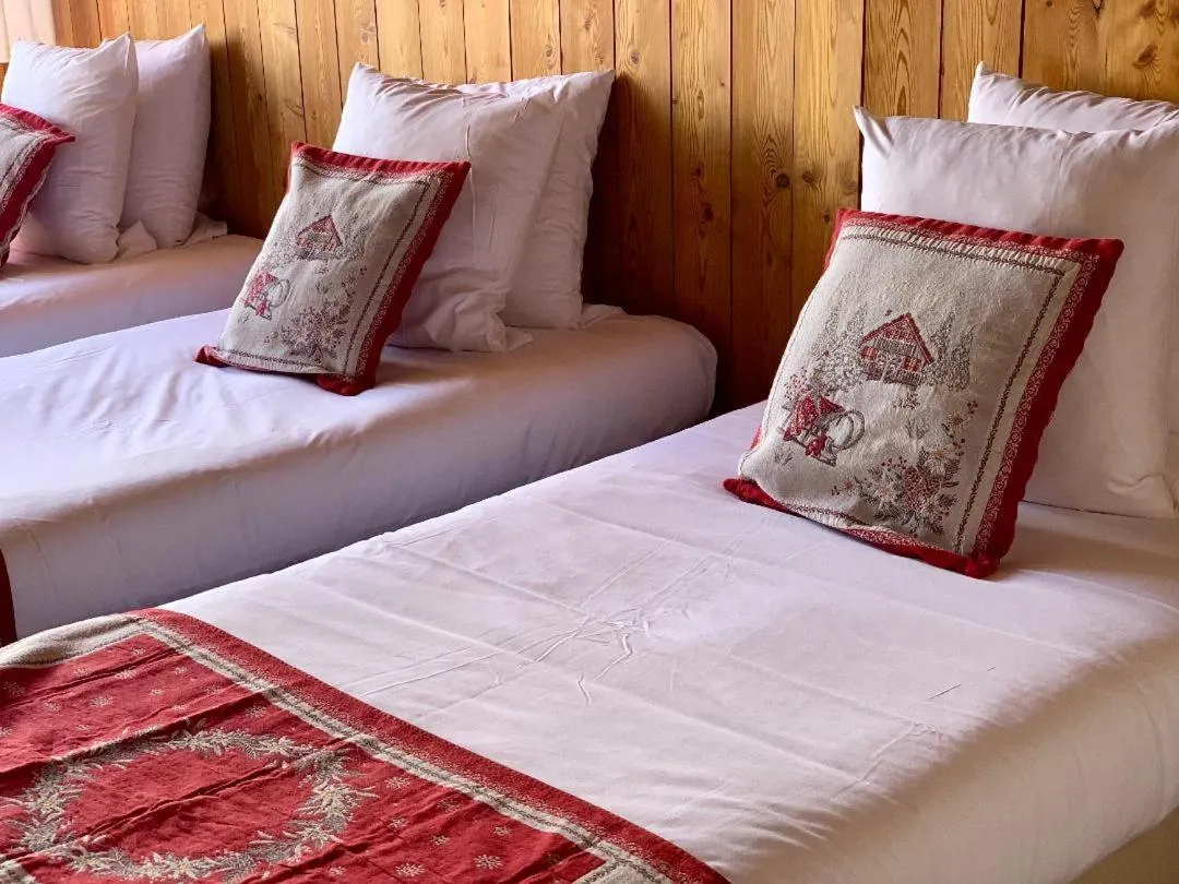 Decorative detail, Bed in Hotels Les Catrems & Le Montagnou