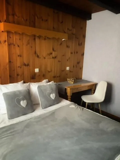 Bed in Hotels Les Catrems & Le Montagnou