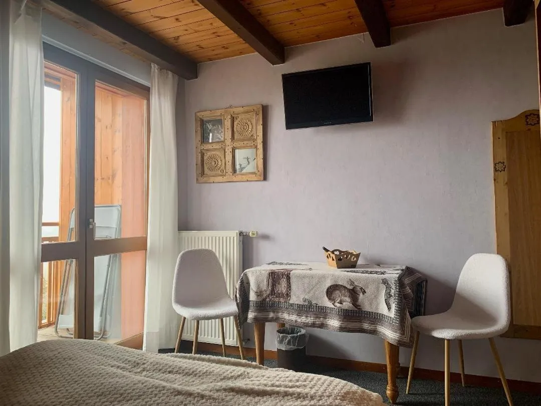 Photo of the whole room, Bed in Hotels Les Catrems & Le Montagnou