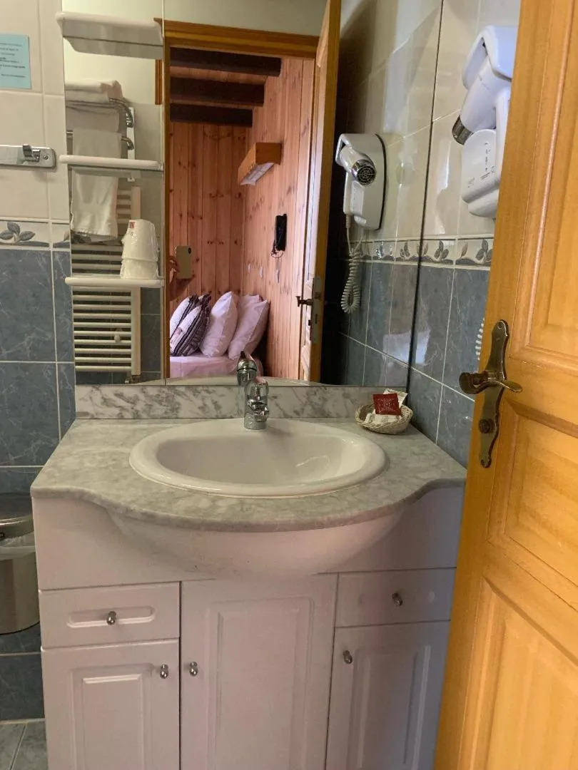 Bathroom in Hotels Les Catrems & Le Montagnou