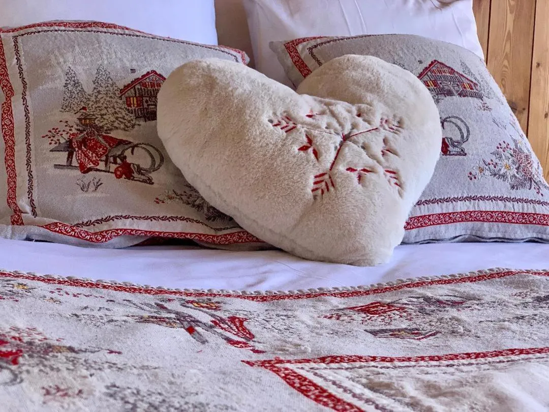 Decorative detail, Bed in Hotels Les Catrems & Le Montagnou