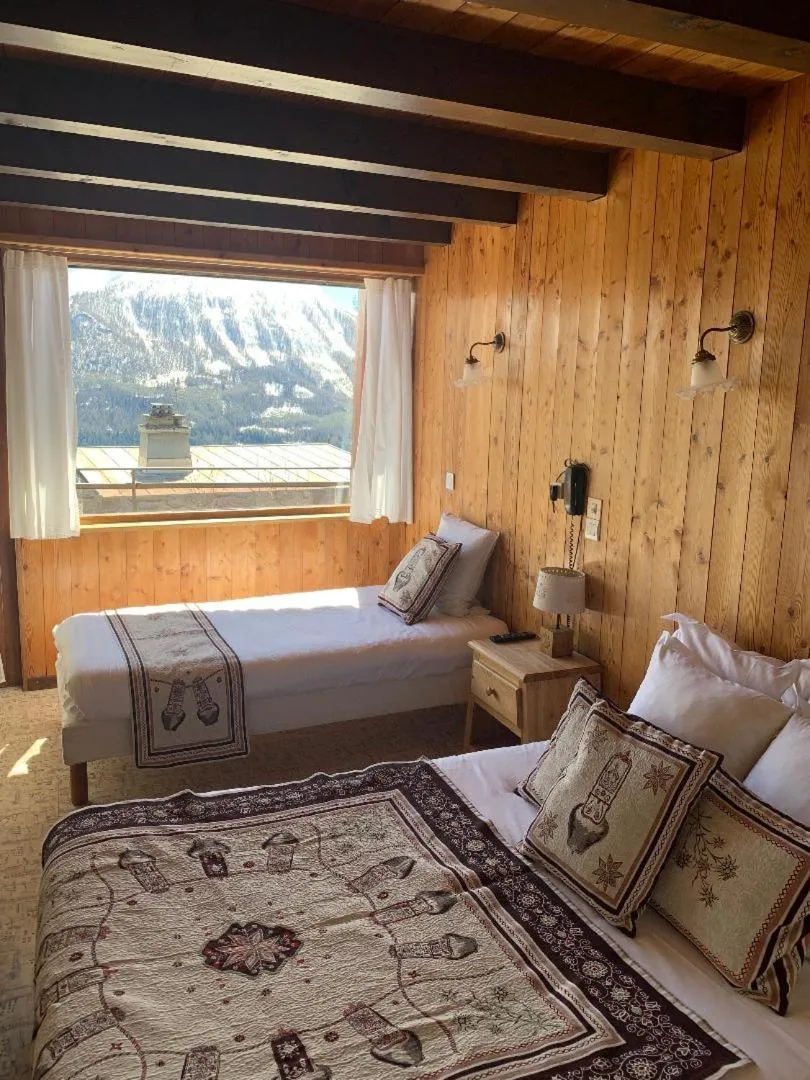 View (from property/room), Bed in Hotels Les Catrems & Le Montagnou