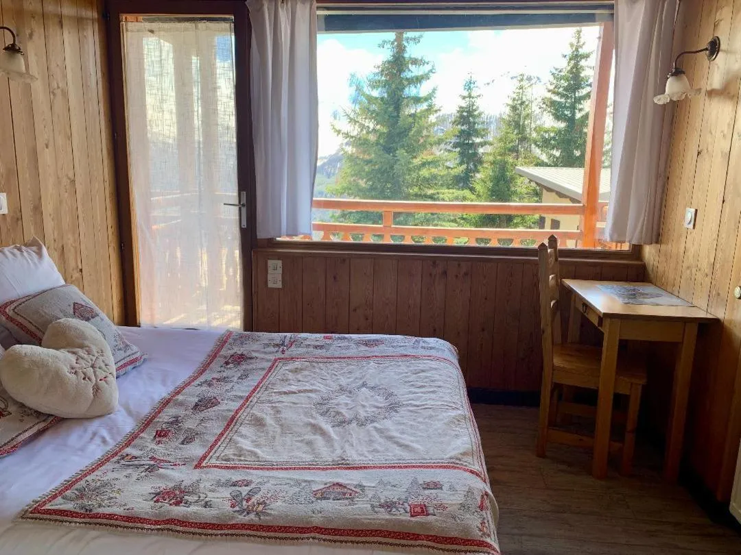 View (from property/room), Bed in Hotels Les Catrems & Le Montagnou
