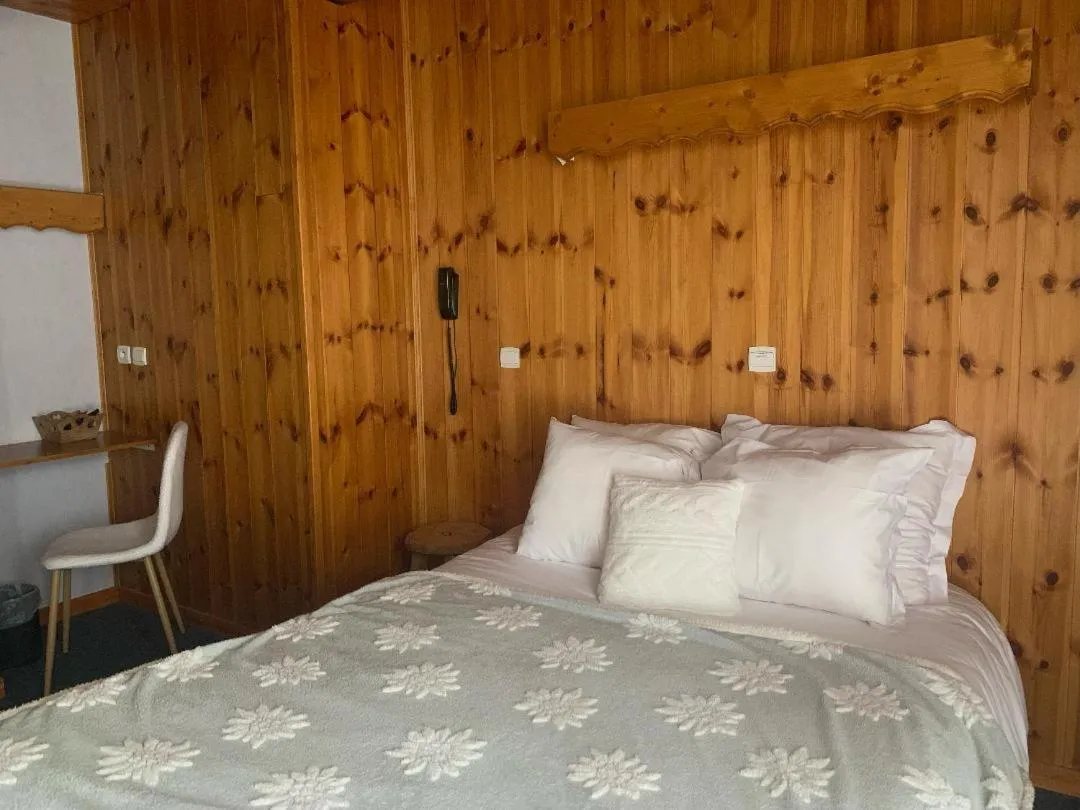 Photo of the whole room, Bed in Hotels Les Catrems & Le Montagnou