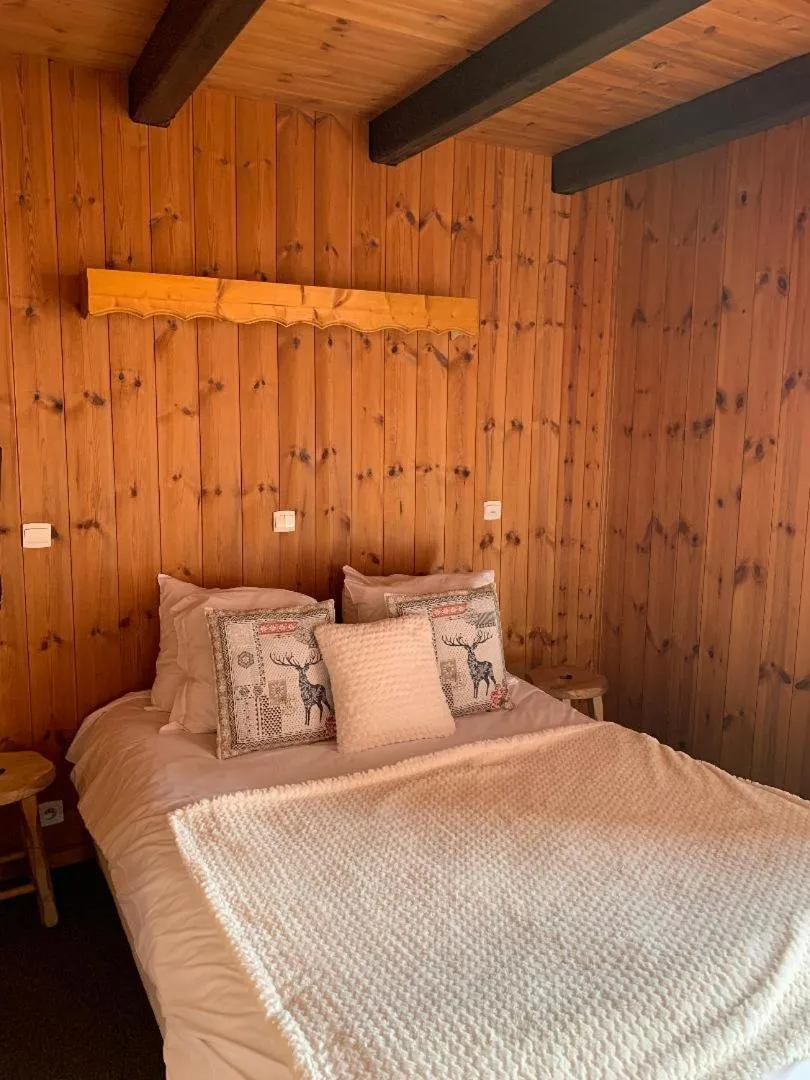Bed in Hotels Les Catrems & Le Montagnou