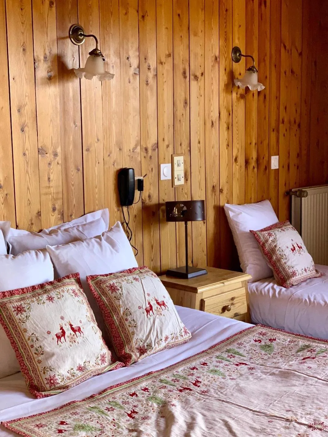 Bed in Hotels Les Catrems & Le Montagnou