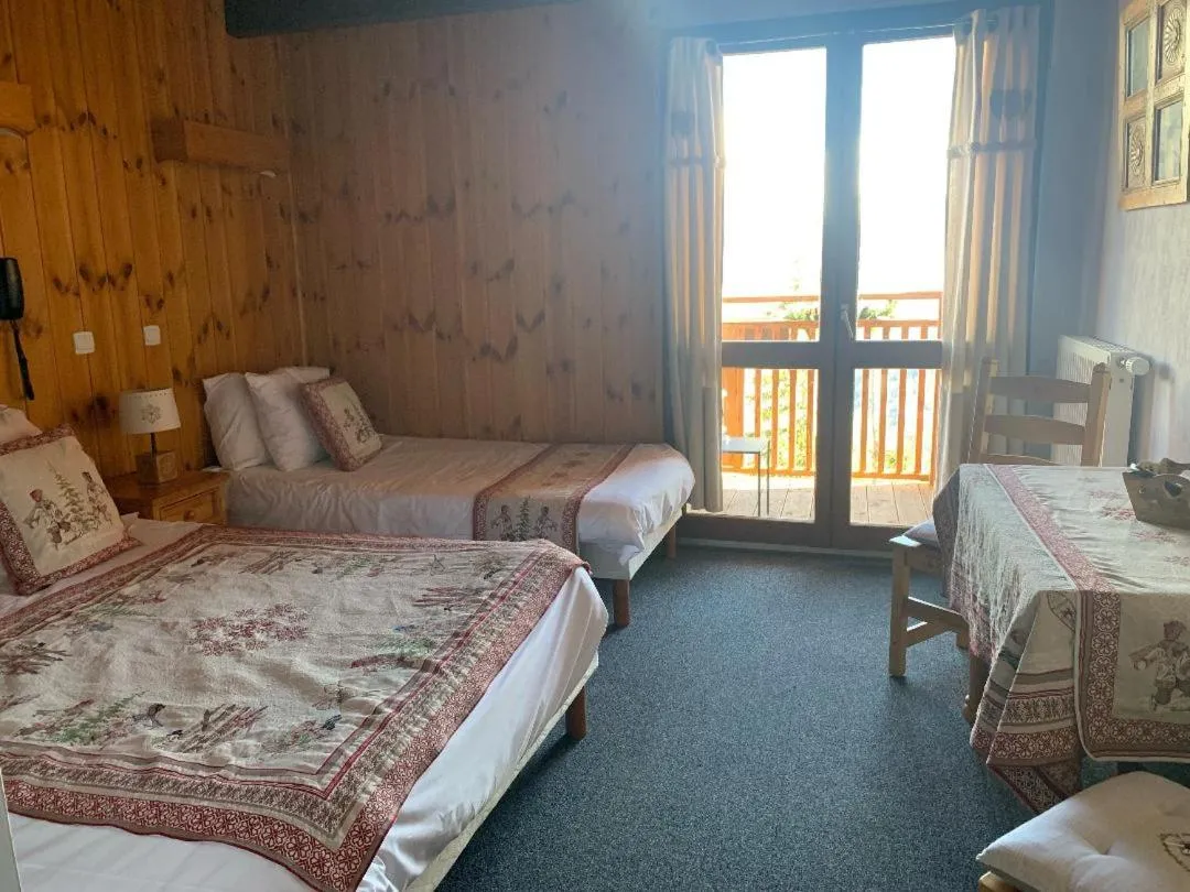 Bed in Hotels Les Catrems & Le Montagnou