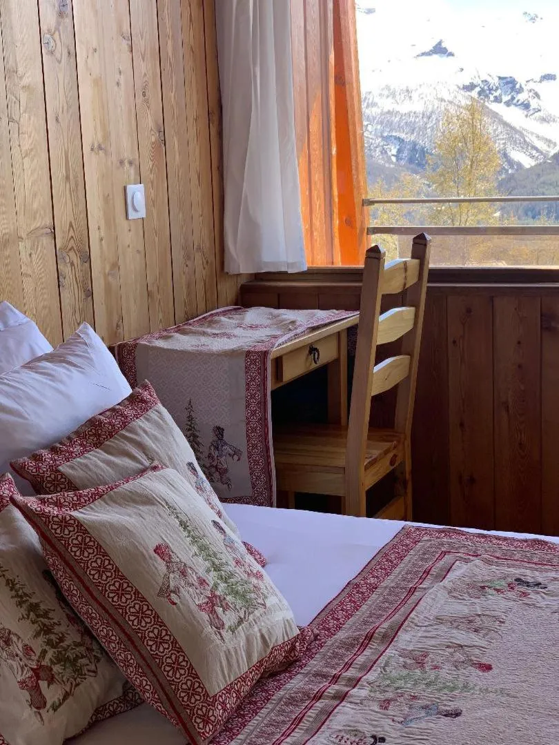 View (from property/room), Bed in Hotels Les Catrems & Le Montagnou