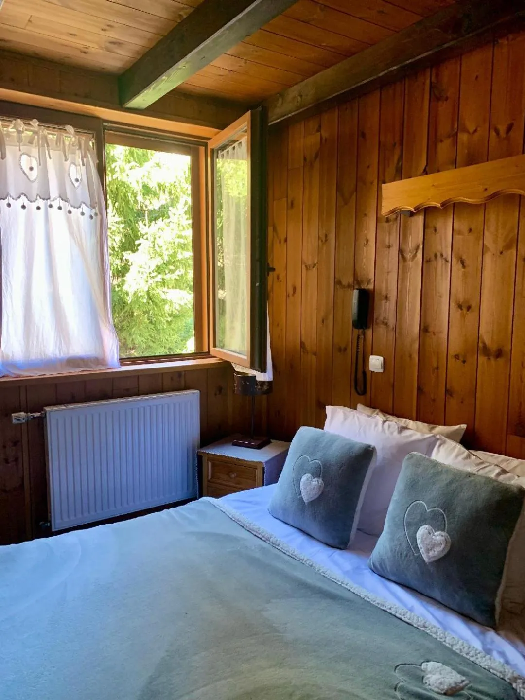Bed in Hotels Les Catrems & Le Montagnou