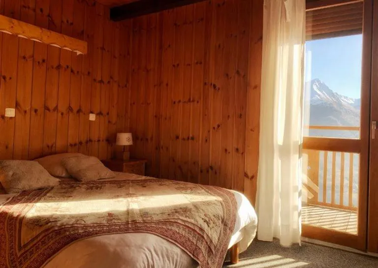 Bed in Hotels Les Catrems & Le Montagnou