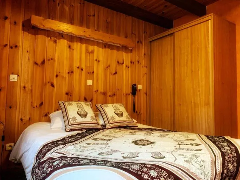 Bed in Hotels Les Catrems & Le Montagnou