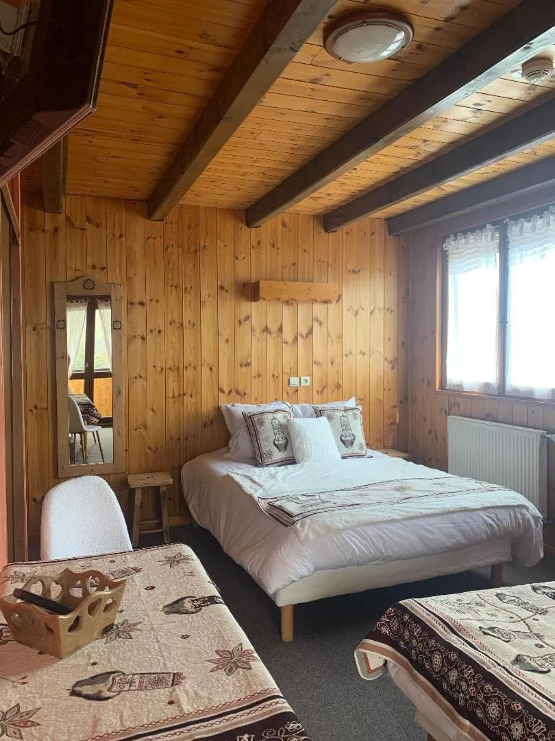Photo of the whole room, Bed in Hotels Les Catrems & Le Montagnou