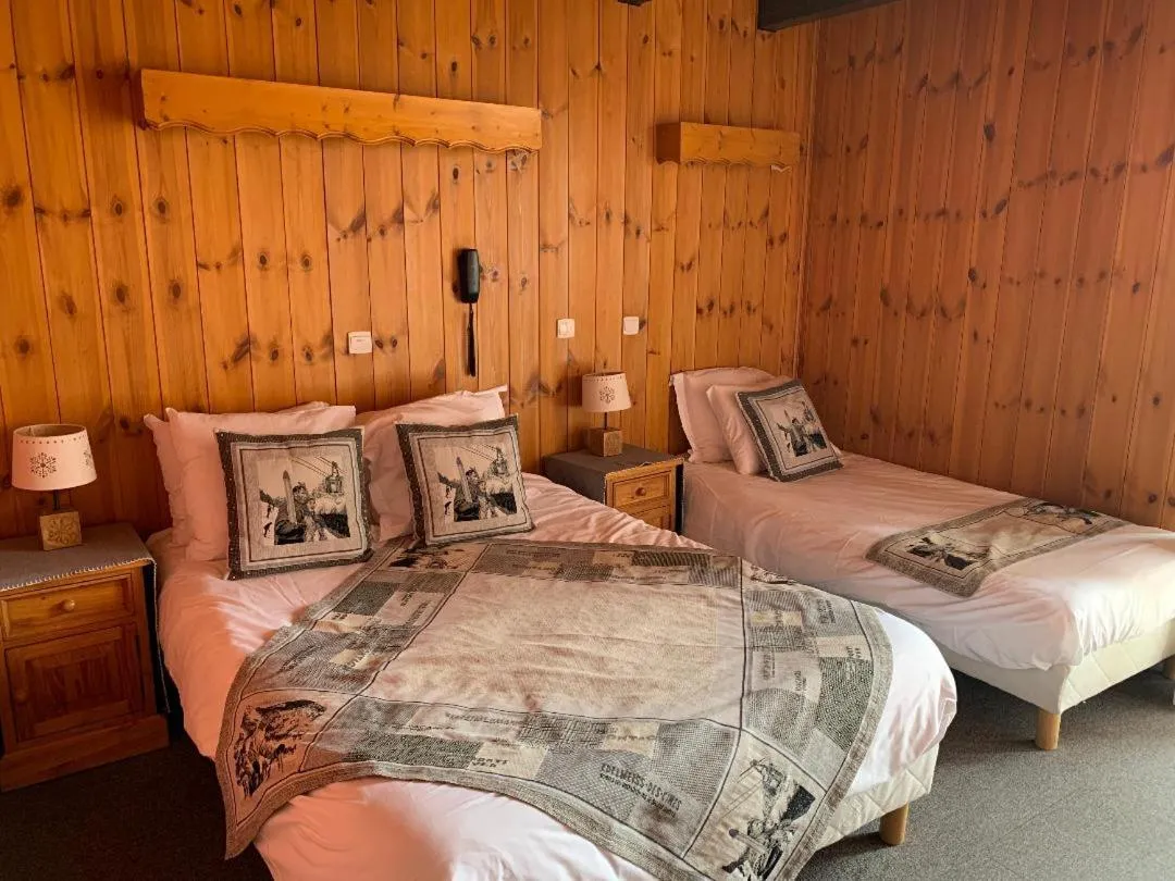 Bed in Hotels Les Catrems & Le Montagnou