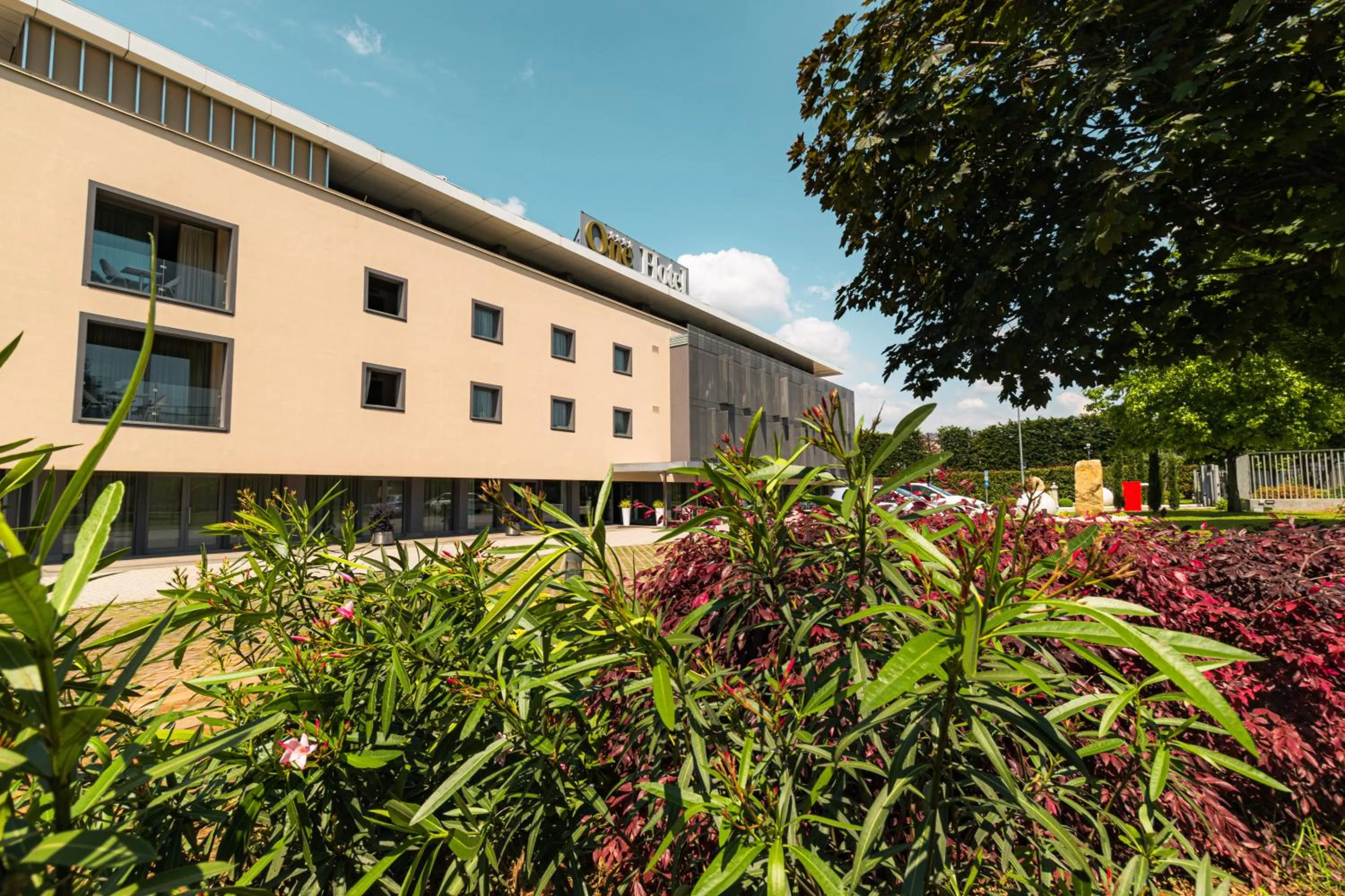 Garden in One Hotel & Restaurant