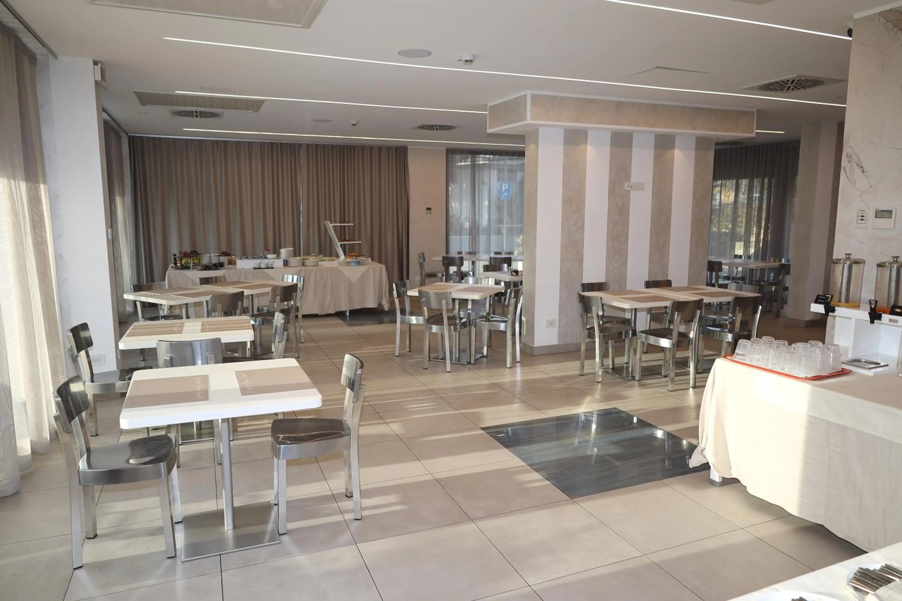 Restaurant/places to eat in One Hotel & Restaurant