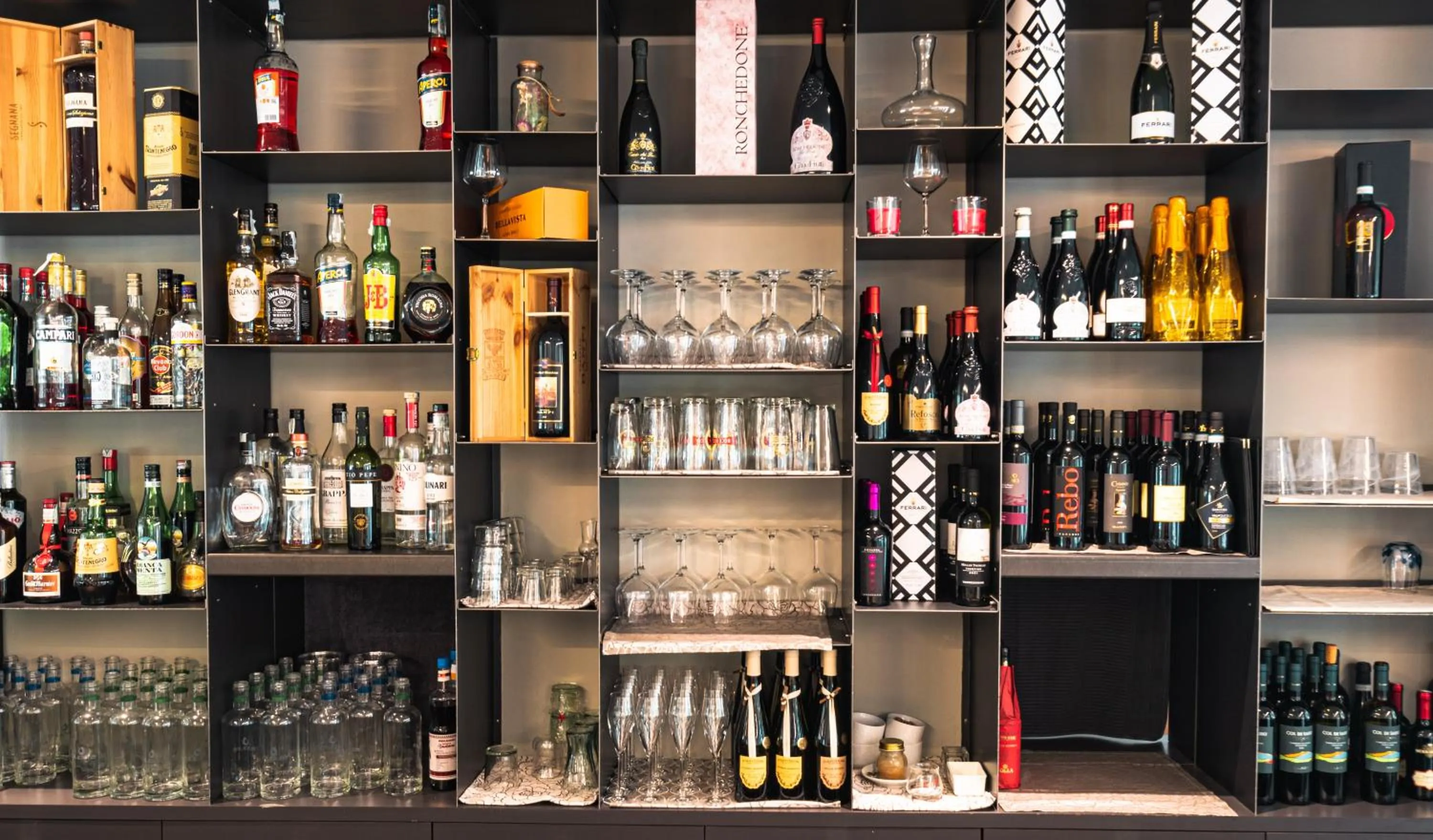 Lounge or bar in One Hotel & Restaurant