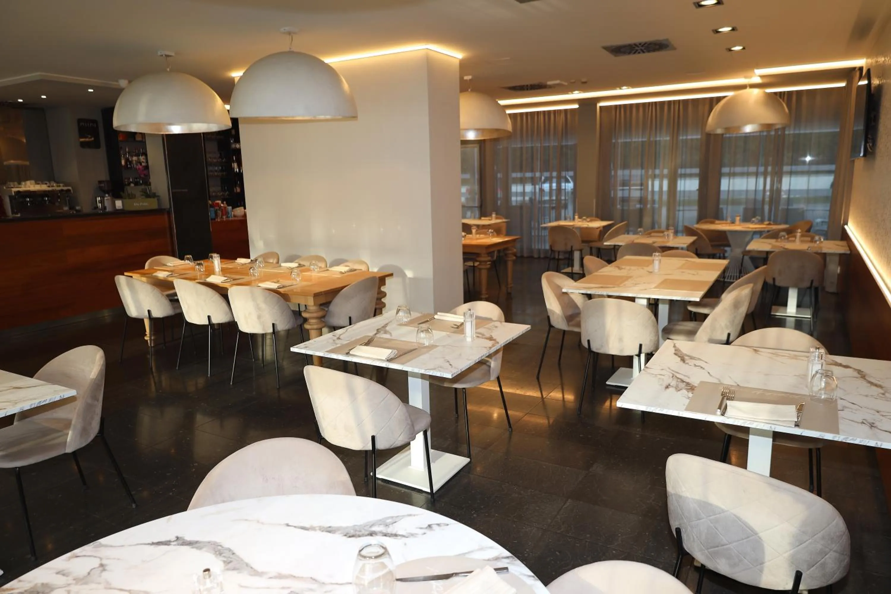 Restaurant/places to eat in One Hotel & Restaurant