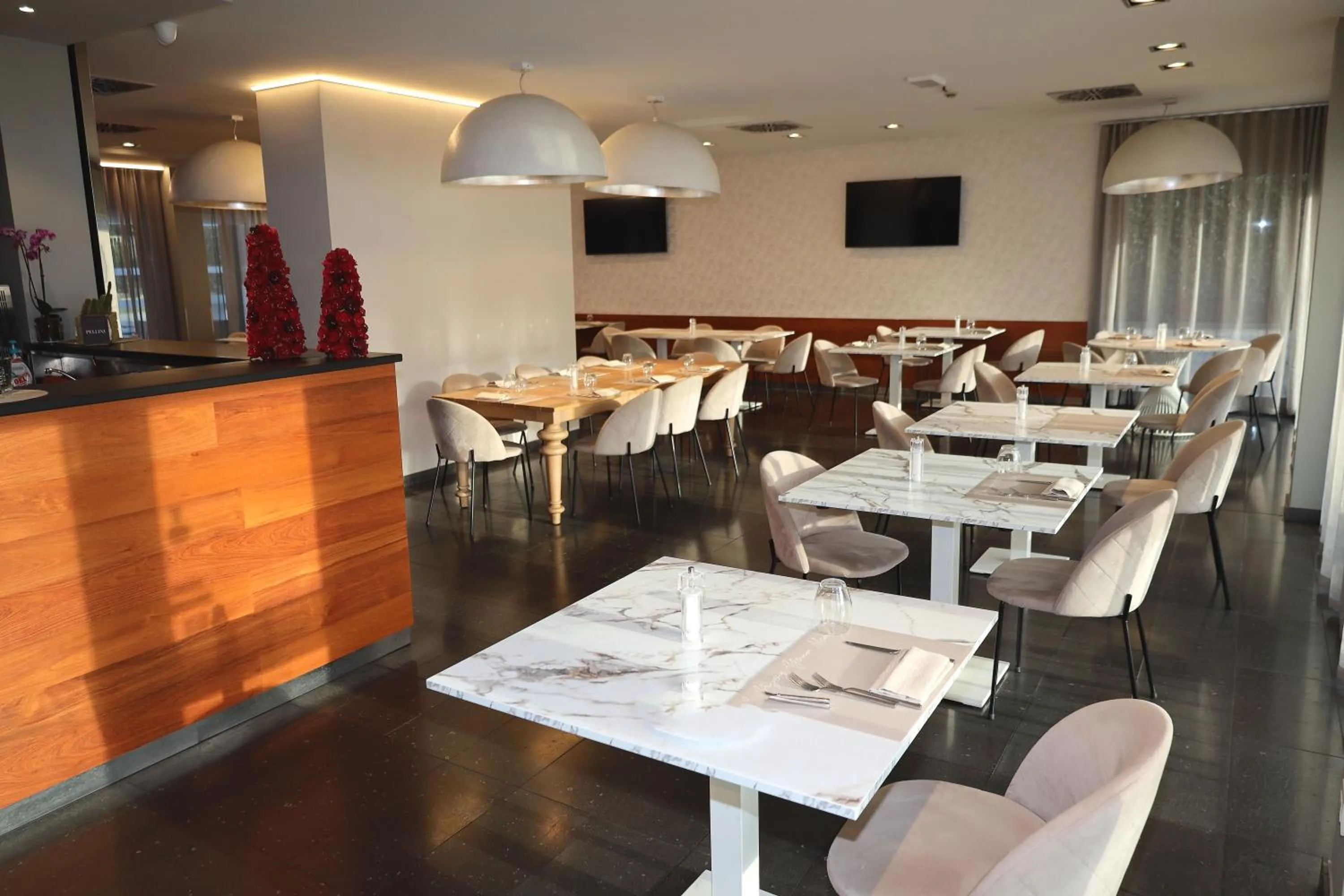 Restaurant/places to eat in One Hotel & Restaurant