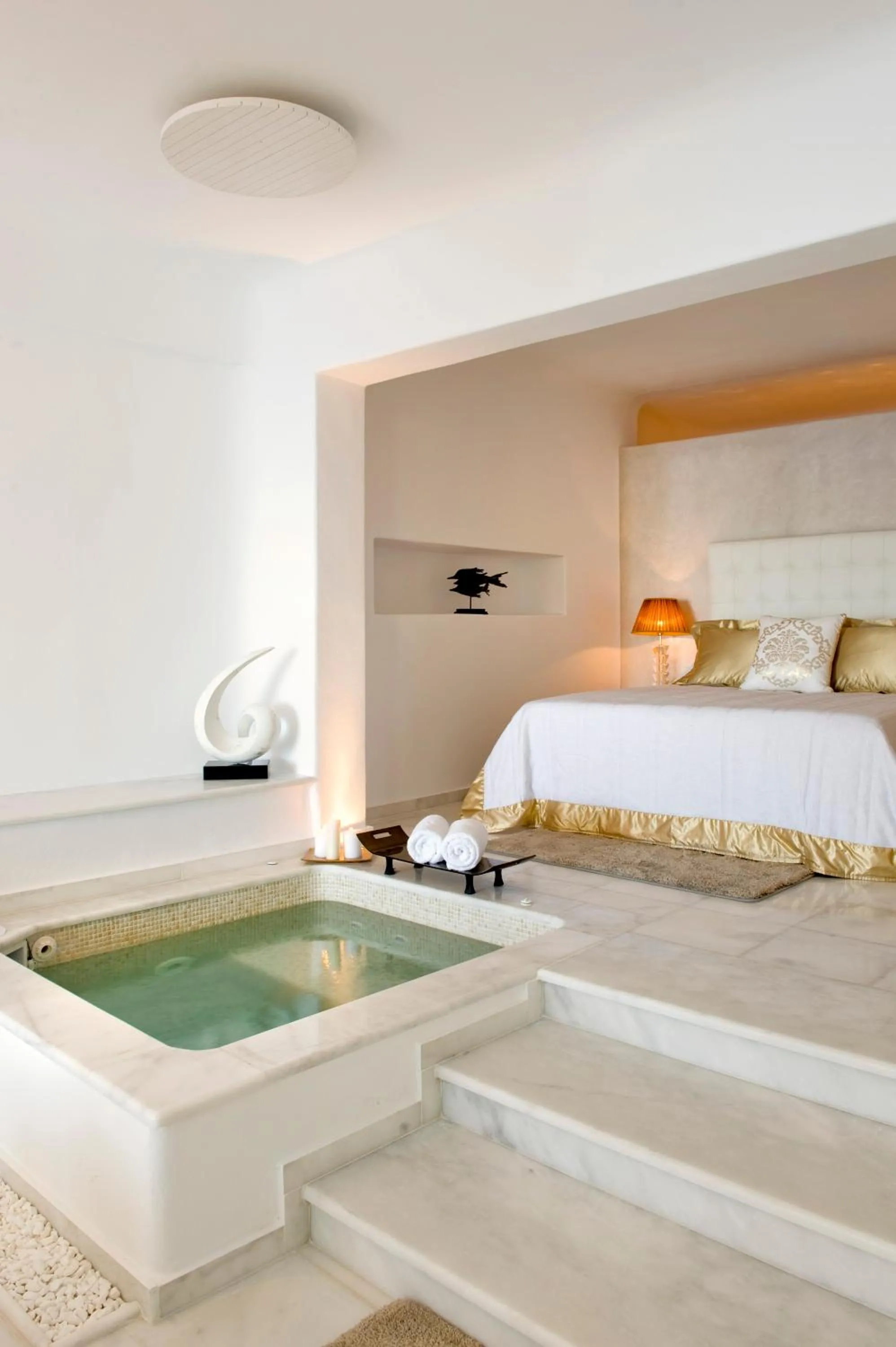 Hot Tub, Bed in Gold Suites - Small Luxury Hotels of the World