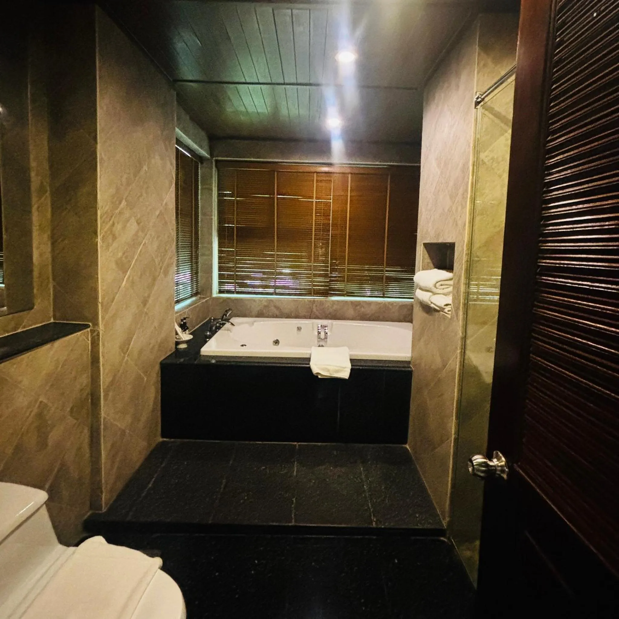 Shower in Avalon Beach Resort