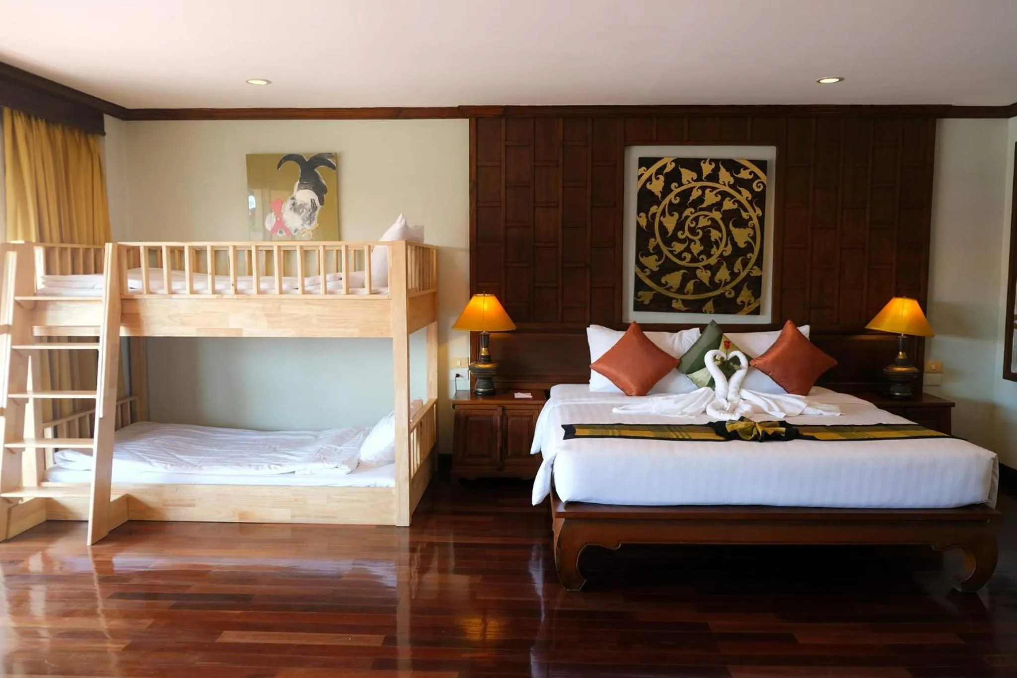 Bed in Avalon Beach Resort