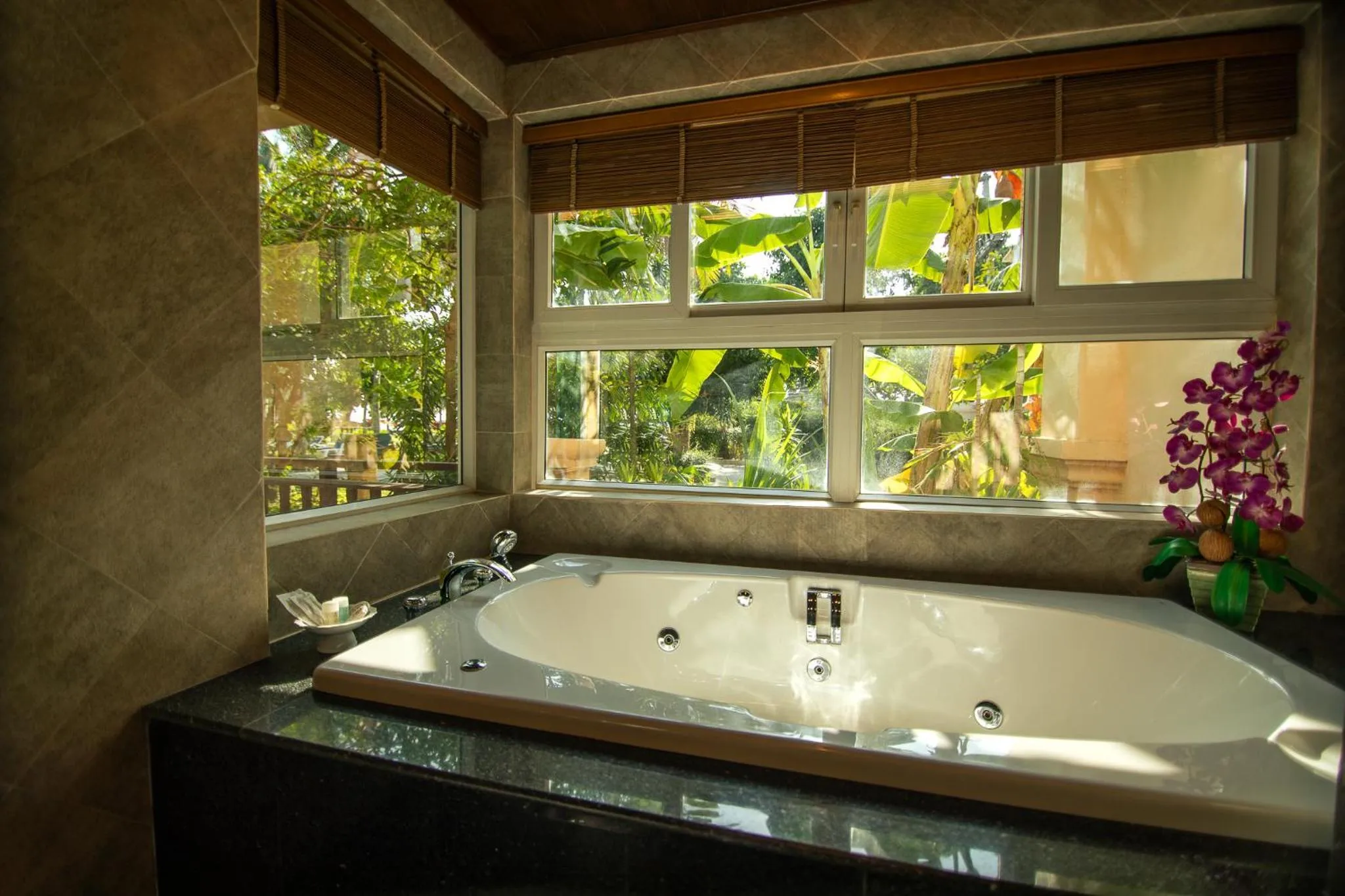 Hot Tub in Avalon Beach Resort