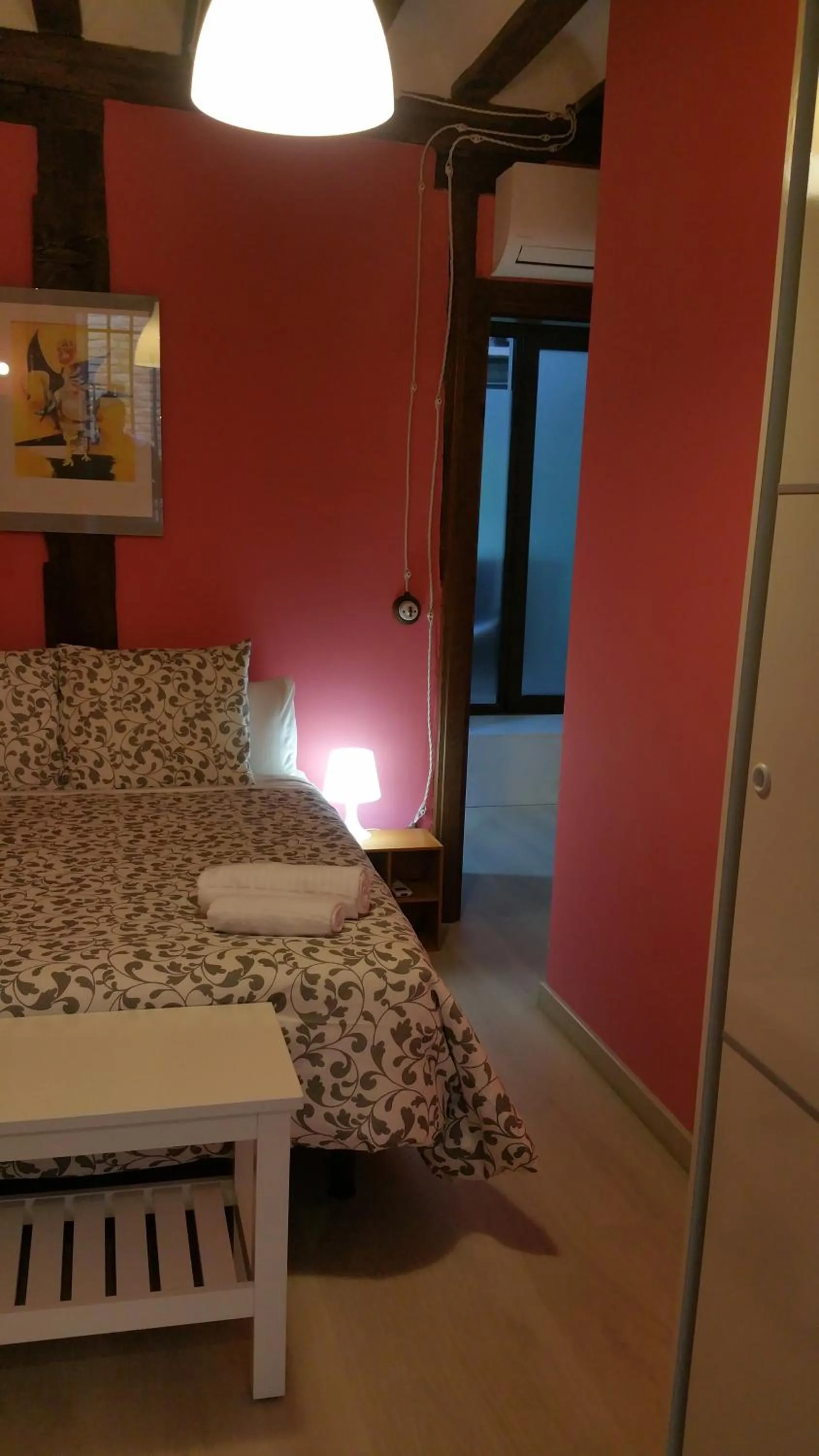 Bedroom, Bed in Toledo Flat, City Centre