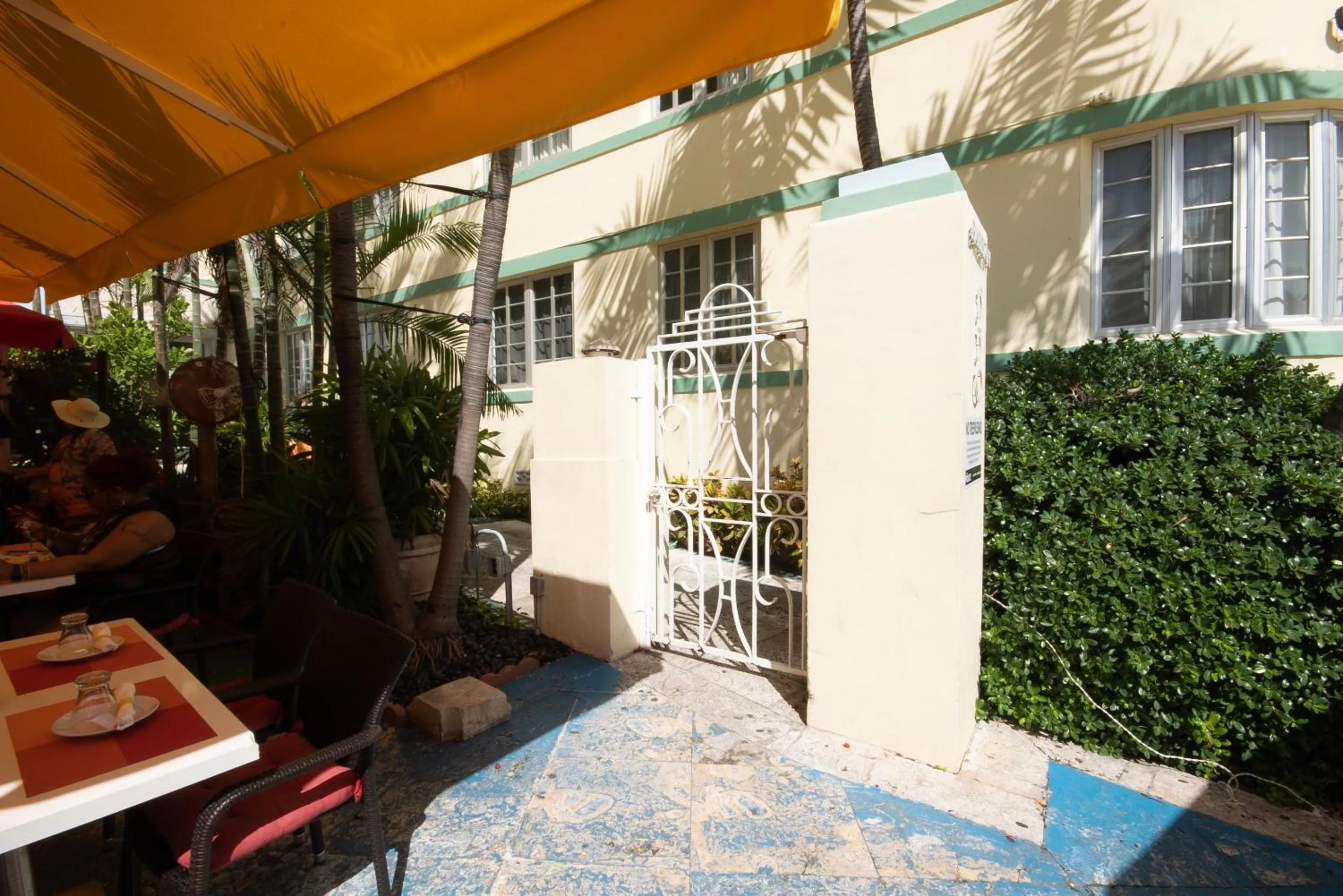 Restaurant/places to eat in Barbizon on Ocean Drive Apartments