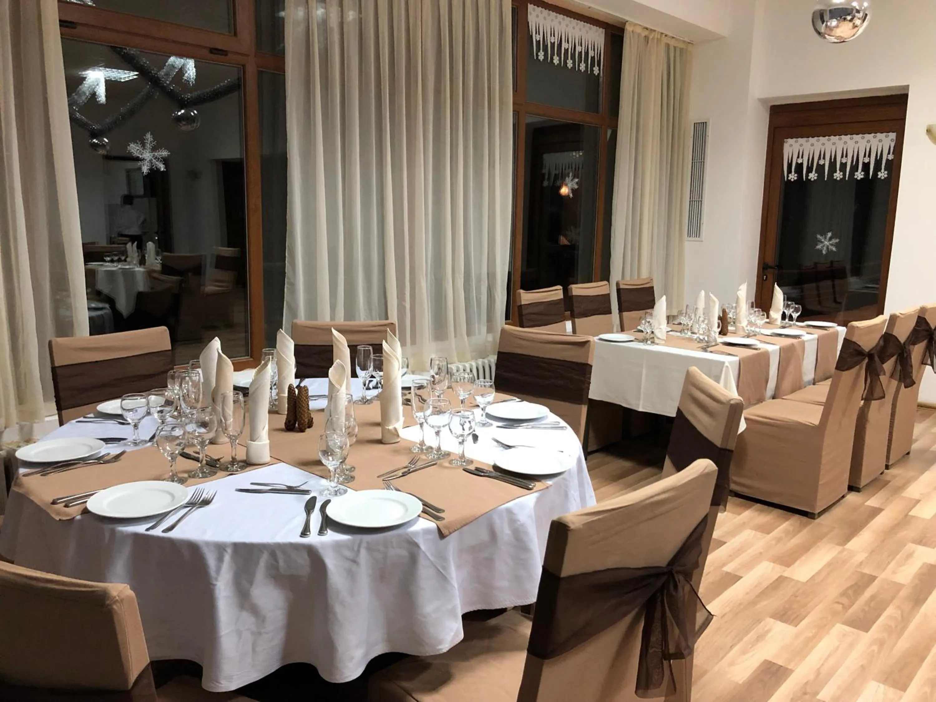 Restaurant/places to eat in Hotel Bor