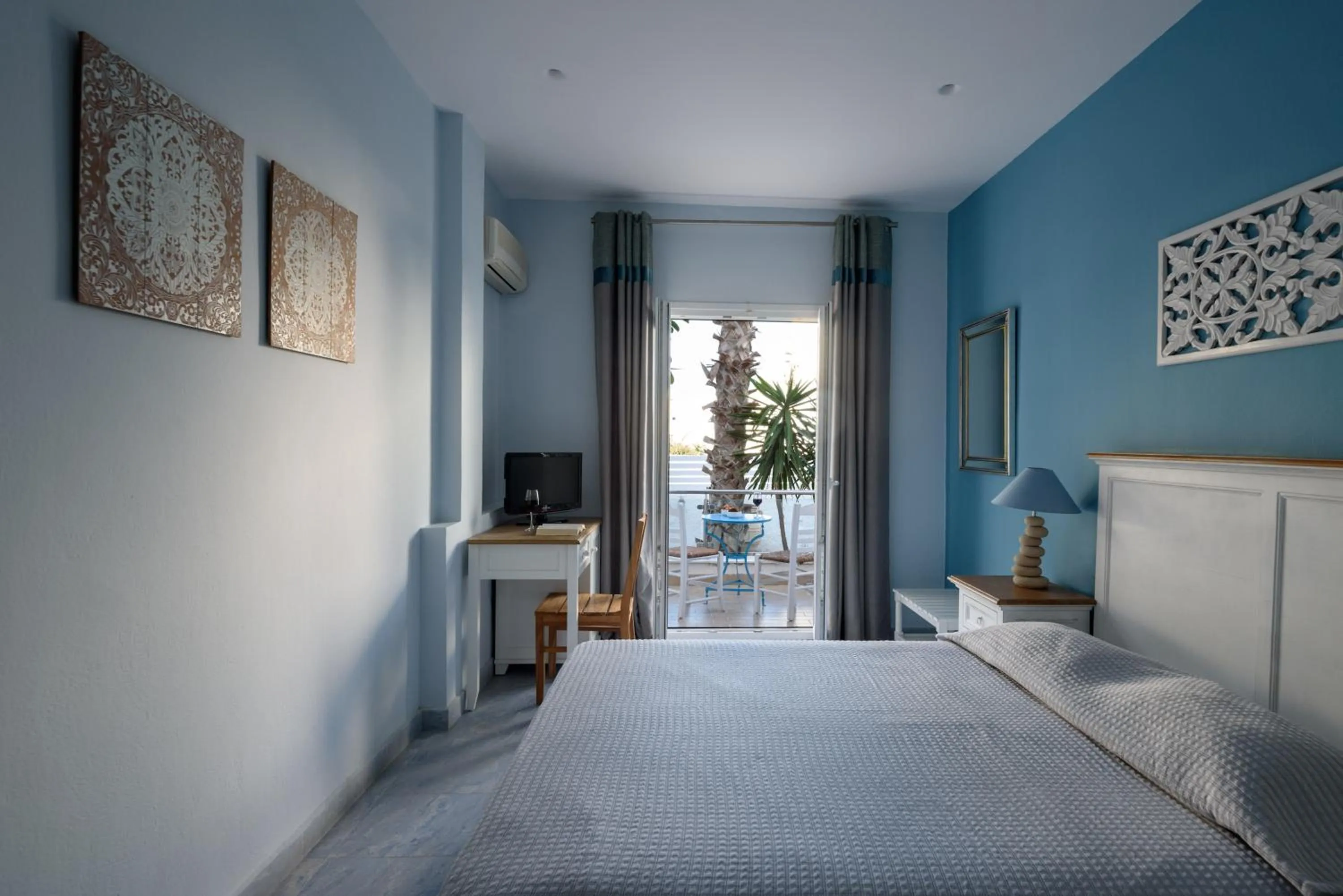 Bed in Alesahne Beach Hotel