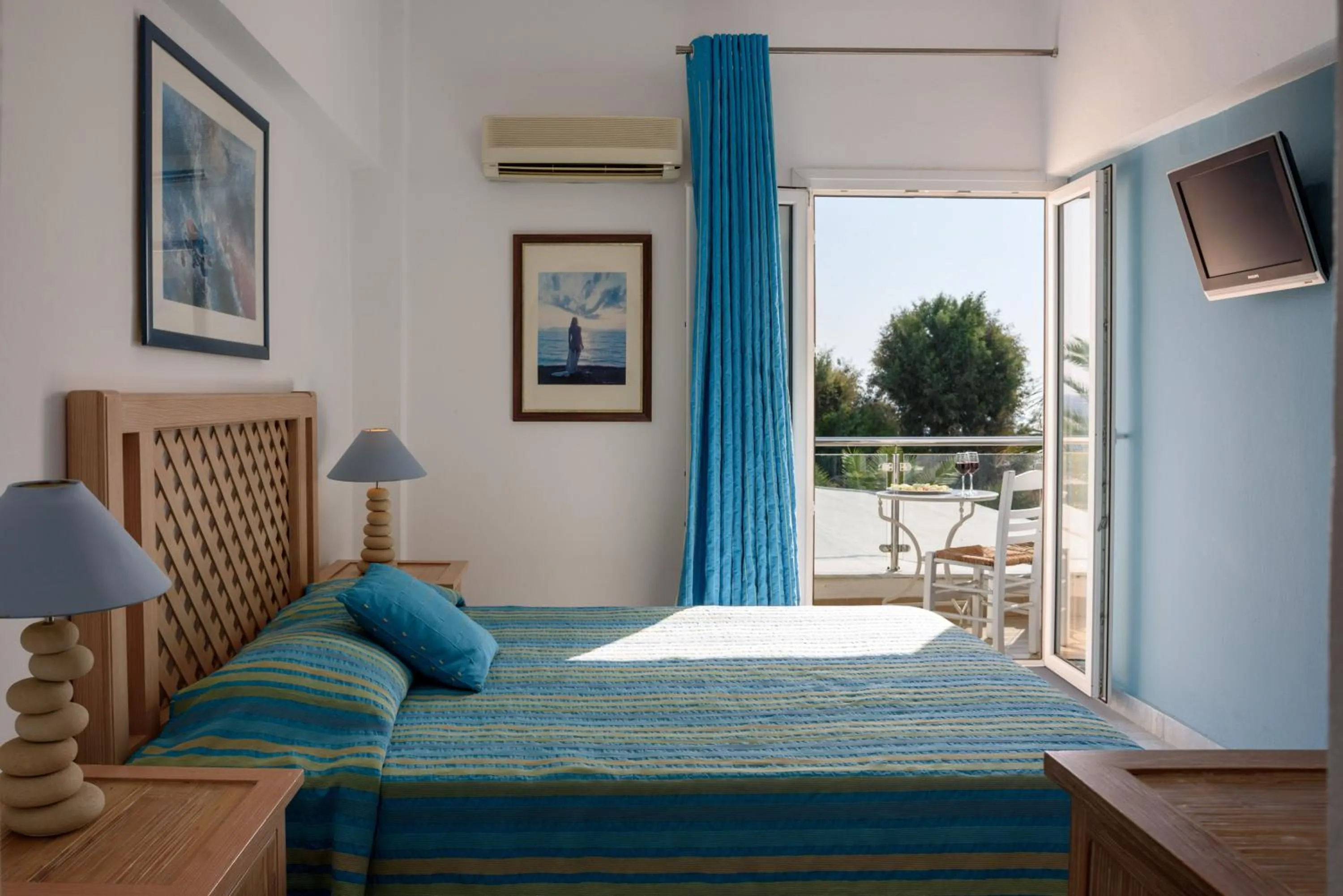 Bed in Alesahne Beach Hotel