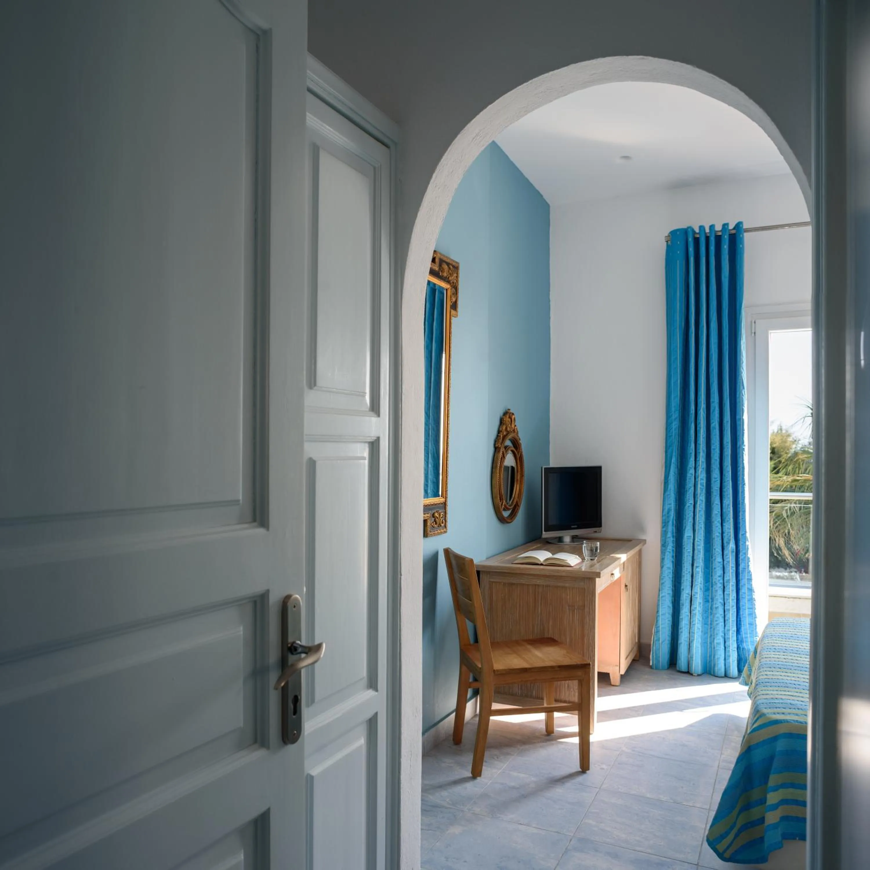 TV and multimedia in Alesahne Beach Hotel