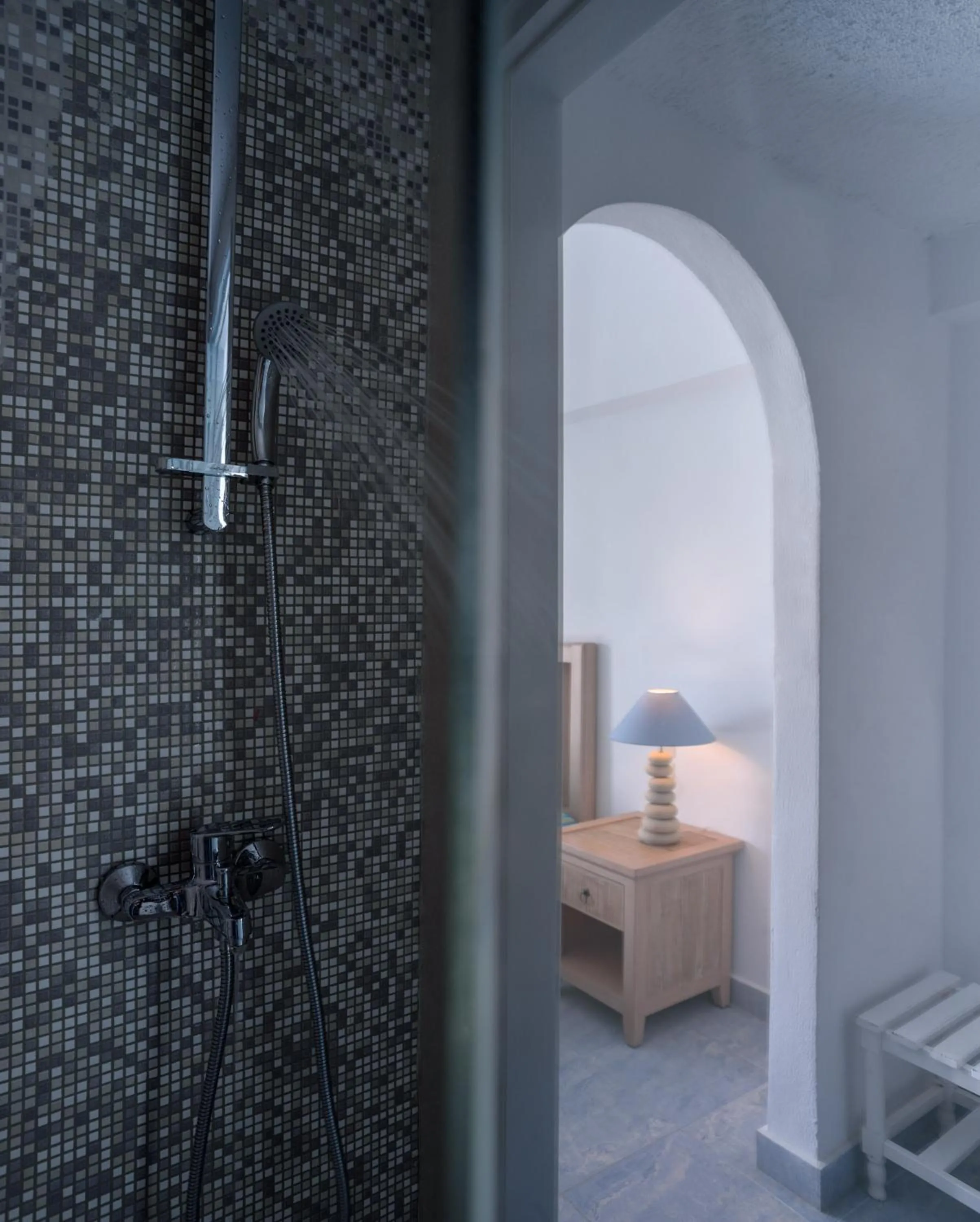 Shower, Bed in Alesahne Beach Hotel