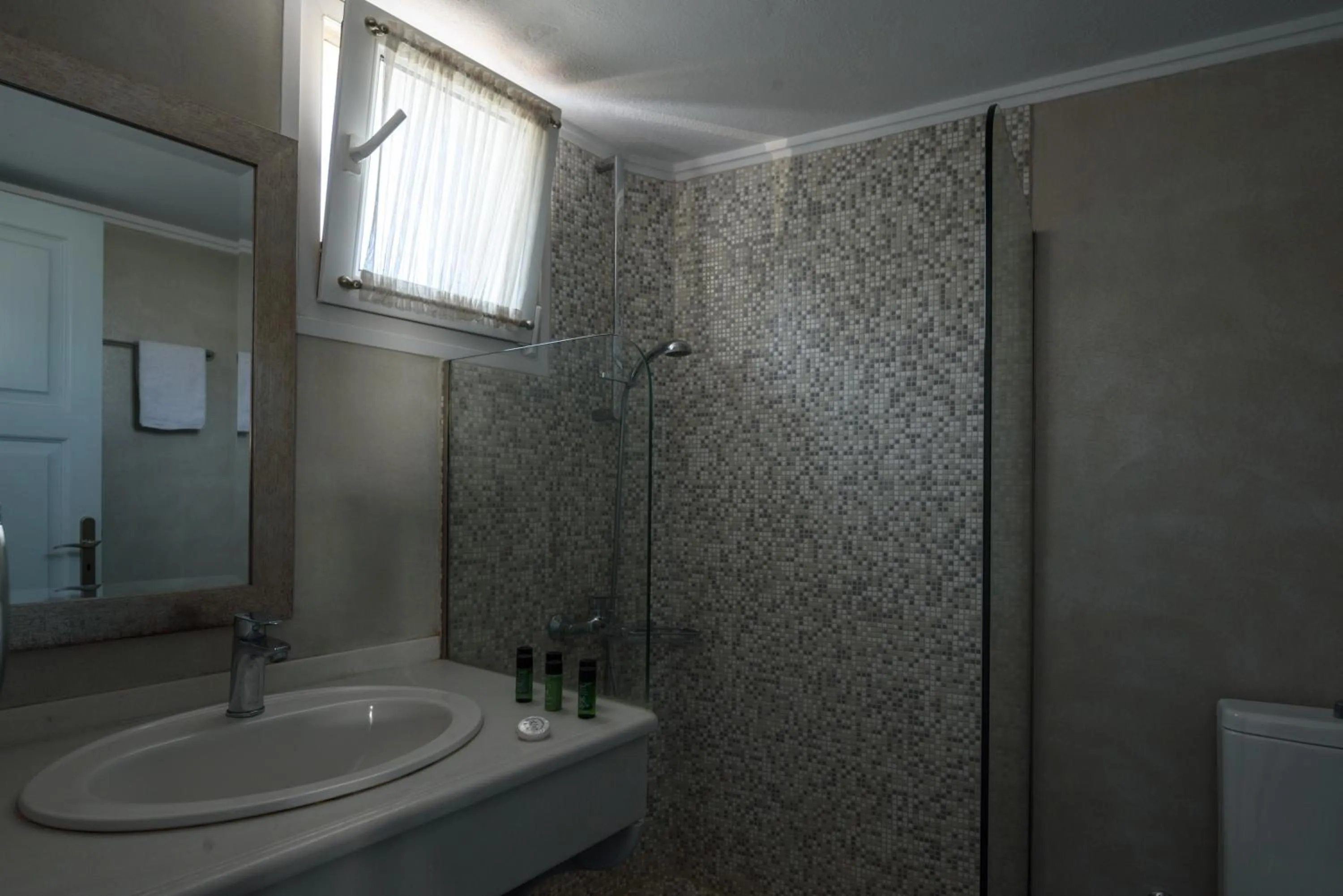 Shower in Alesahne Beach Hotel