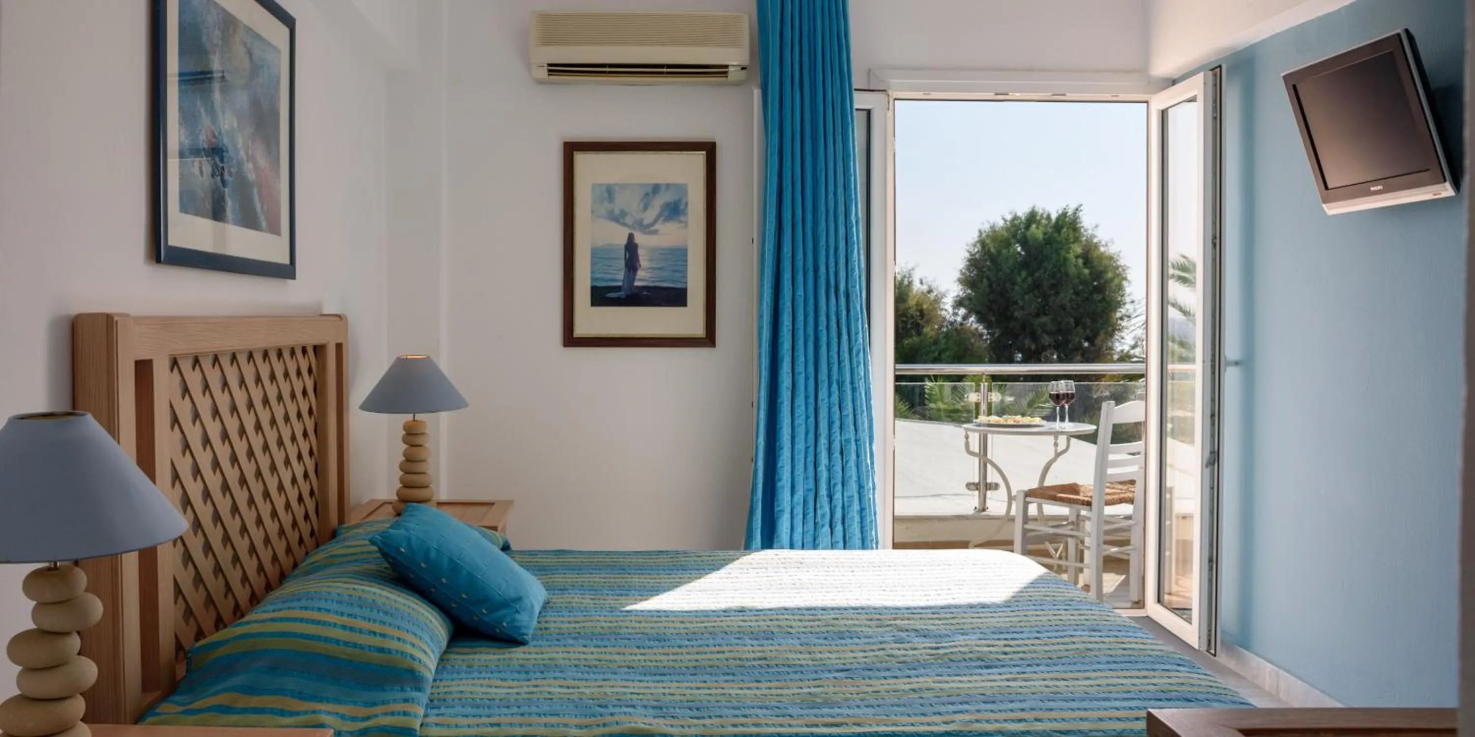 Bed in Alesahne Beach Hotel
